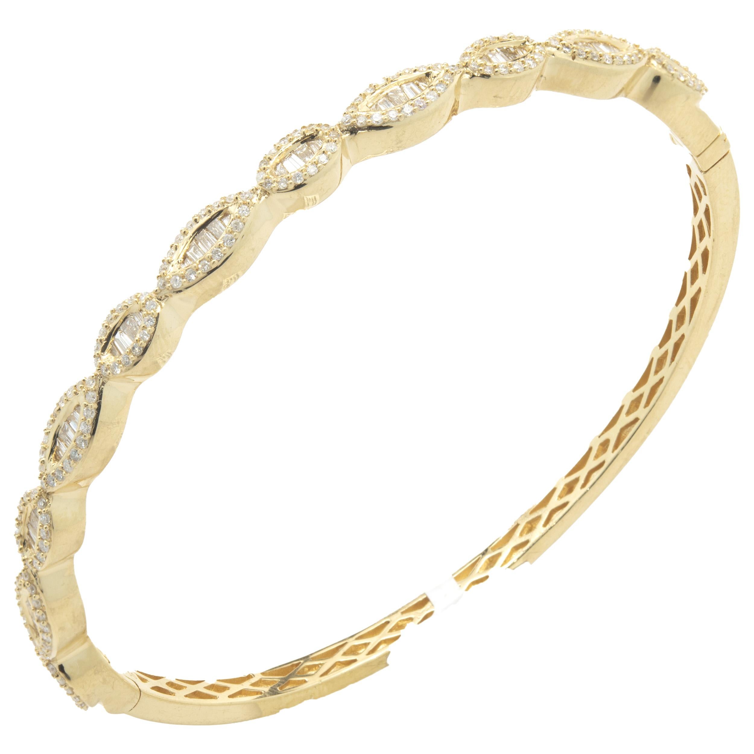 Bracelet jonc vague en or jaune 18 carats et diamants sertis en mosaïque Excellent état - En vente à Scottsdale, AZ