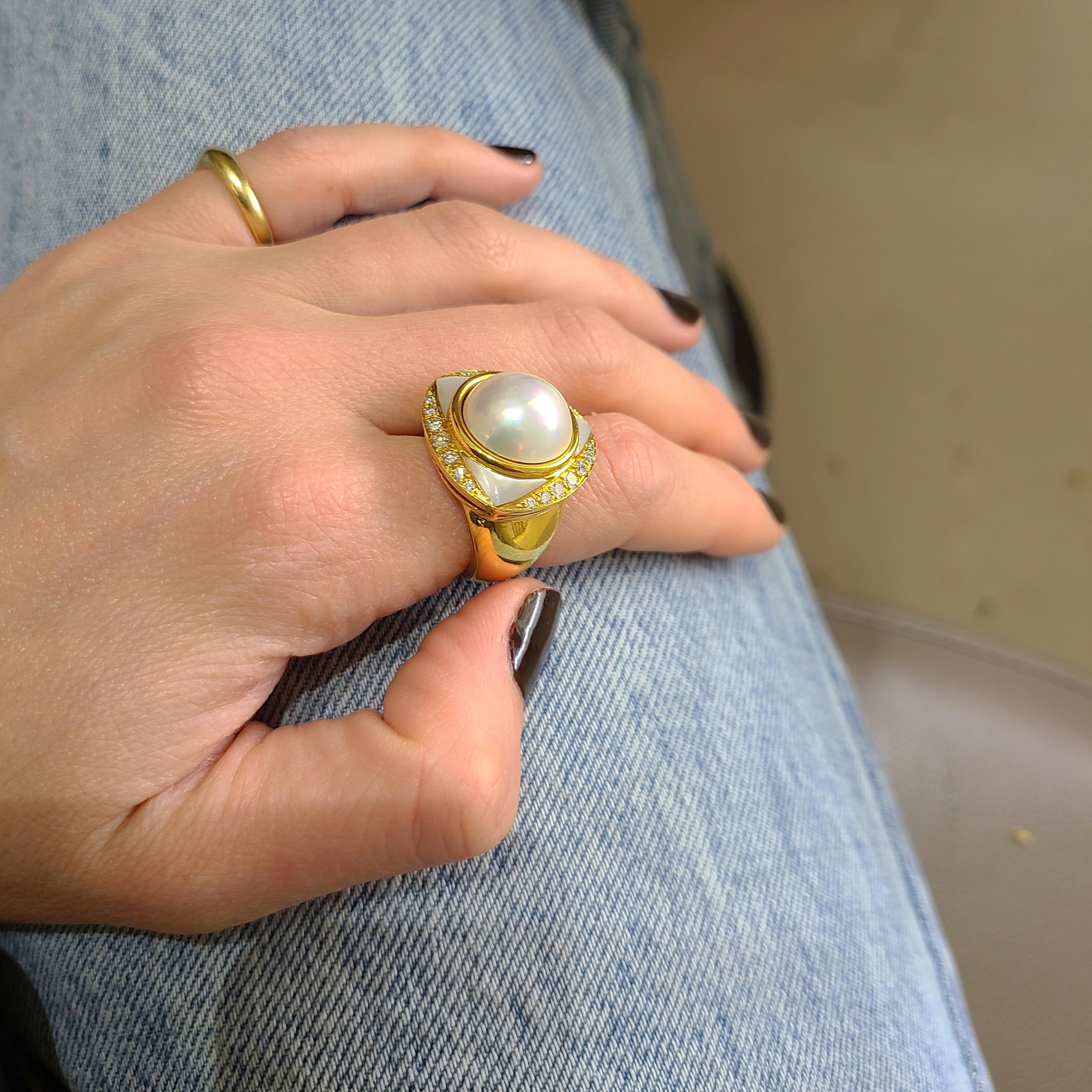 Rétro Bague en or jaune 18 carats, nacre et diamant avec mabé au centre en vente