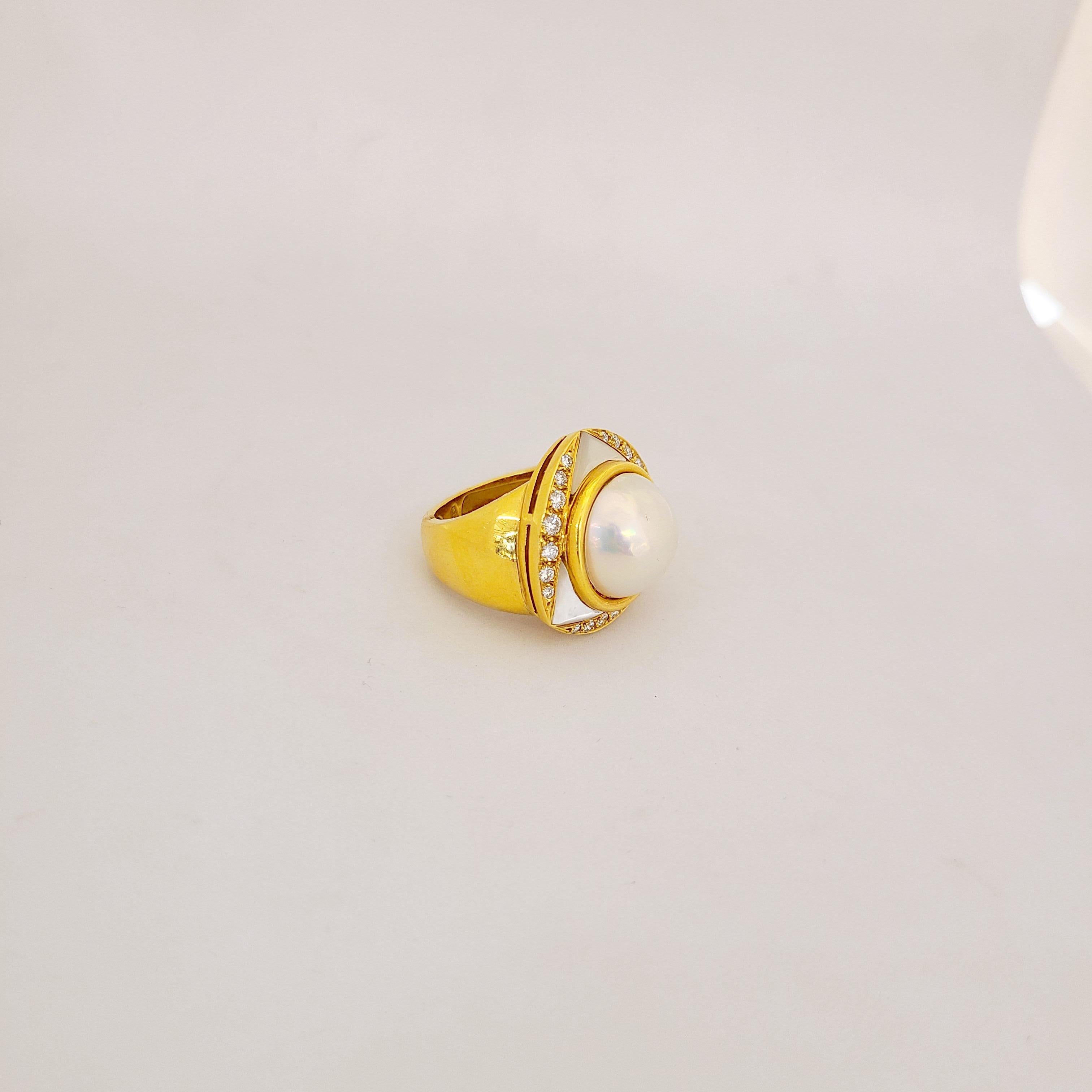 Taille ronde Bague en or jaune 18 carats, nacre et diamant avec mabé au centre en vente