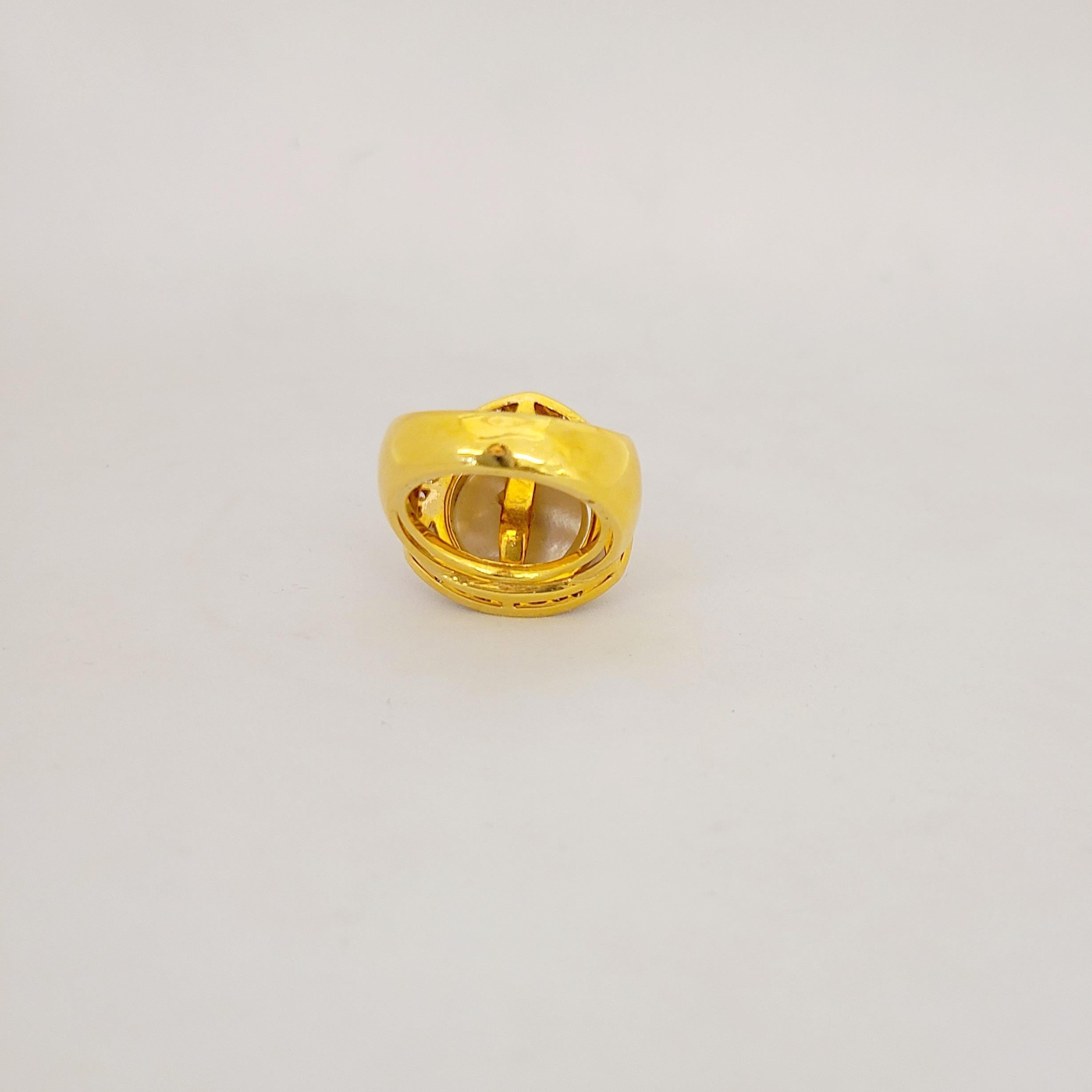18 Karat Gelbgold Perlmutt- und Diamantring mit Mabe-Perlen in der Mitte im Angebot 1