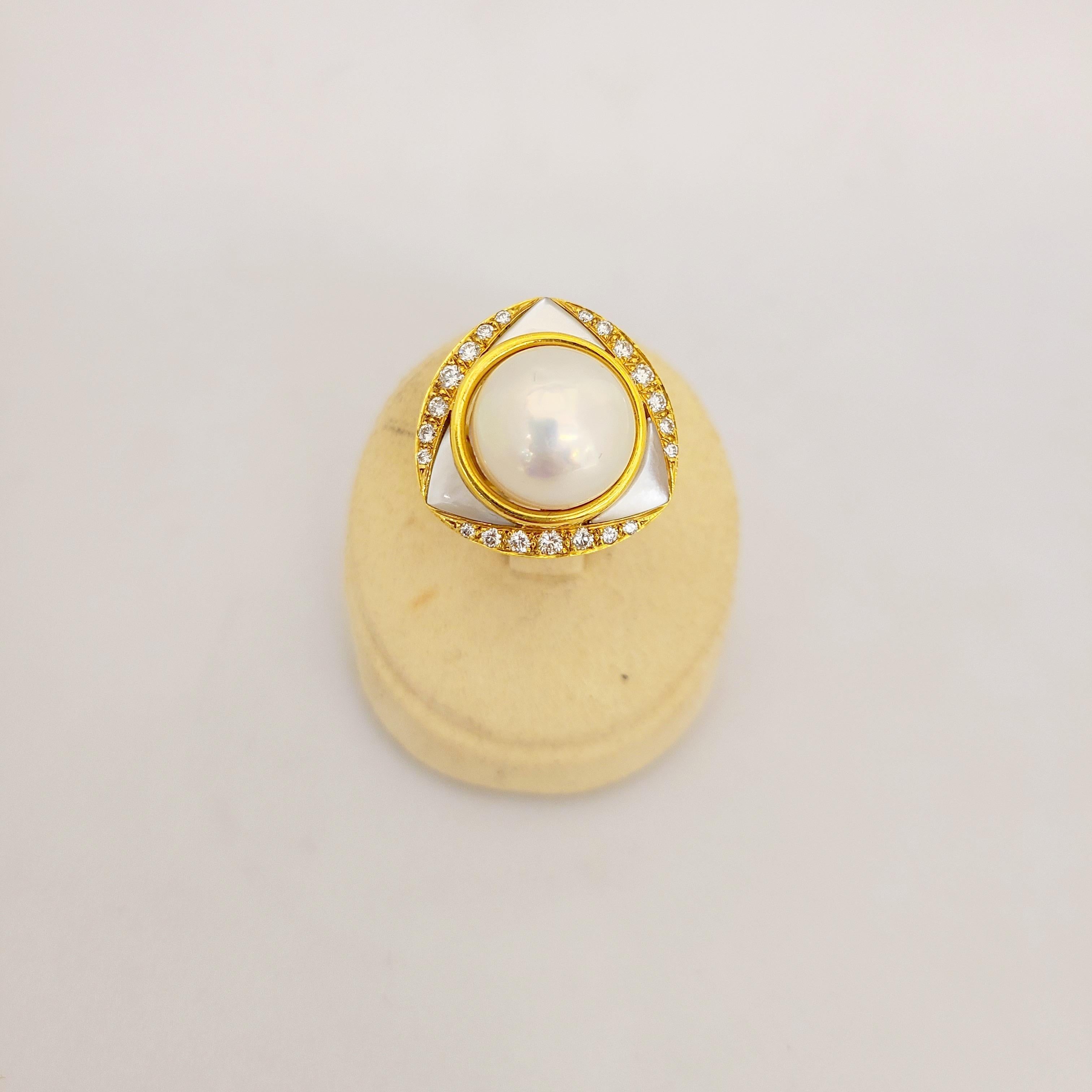 18 Karat Yellow Gold Mother of Pearl and Diamond Ring with Mabe Pearl Center In New Condition For Sale In New York, NY