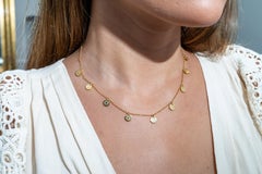Collar de Diamantes con Encanto Múltiple de Oro Amarillo de 18 Kilates