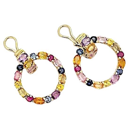 Pendiente de aro de zafiro multicolor de oro amarillo de 18 quilates.

Los elegantes aros brillan con zafiros pastel multicolores.  Hay 5 zafiros pastel ovalados en cada aro y 7 zafiros pastel ovalados y 8 zafiros redondos pastel en cada
