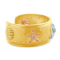 Manschettenarmband aus 18 Karat Gelbgold mit mehrfarbigem Saphir und Diamant Meeresleben