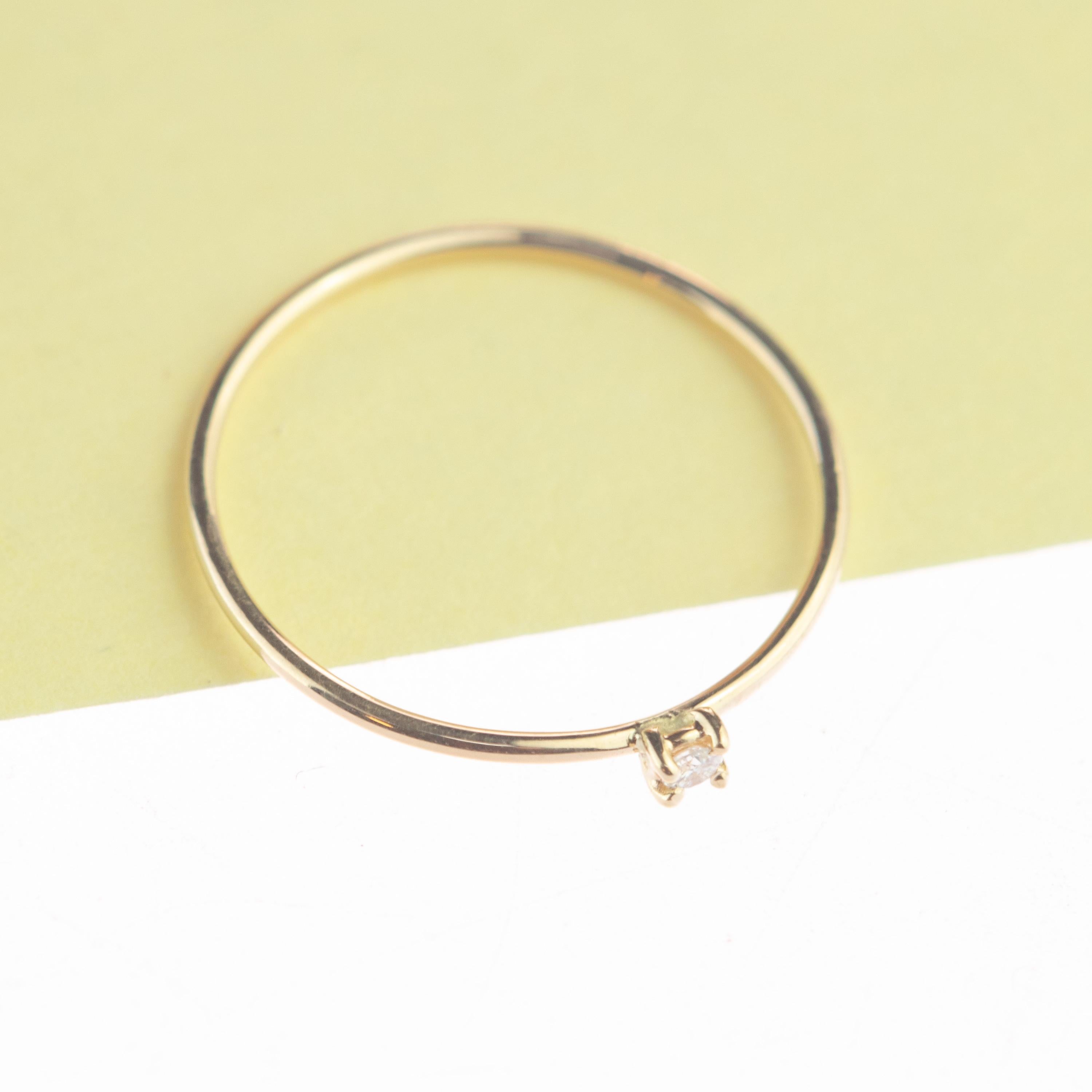 Bague cocktail fine en or jaune 18 carats diamant naturel taille brillant solitaire en vente 1