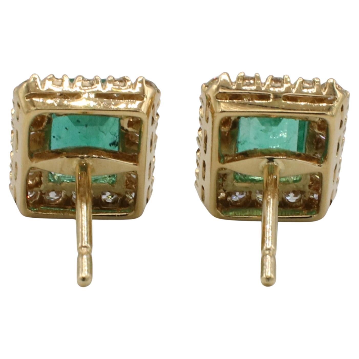 Moderno 18 Karat Yellow Gold Natural Diamond & Green Emerald Stud Earrings in vendita