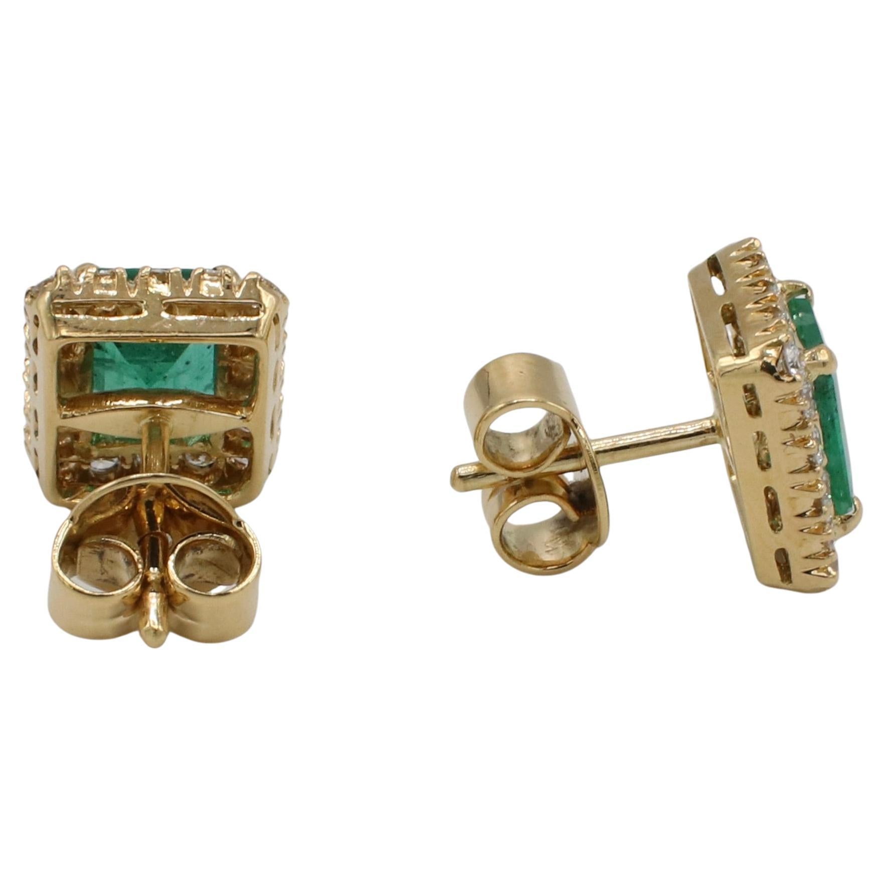Taglio smeraldo 18 Karat Yellow Gold Natural Diamond & Green Emerald Stud Earrings in vendita