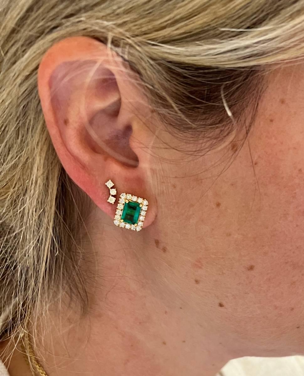 18 Karat Yellow Gold Natural Diamond & Green Emerald Stud Earrings In condizioni ottime in vendita a  Baltimore, MD