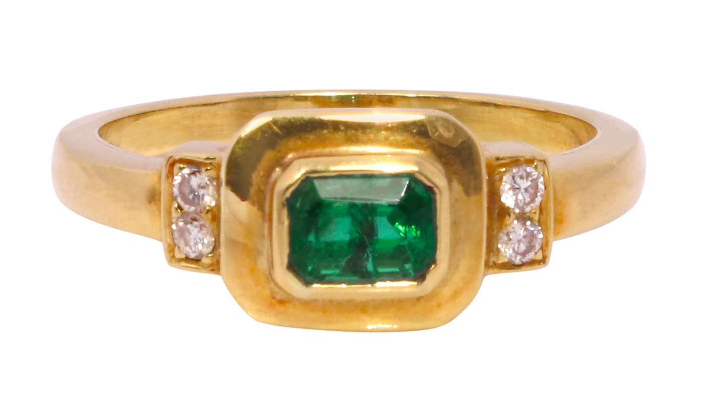 18 Karat Yellow Gold Natural Emerald and Diamond Art-Deco Style Ring In New Condition For Sale In Jaipur, IN