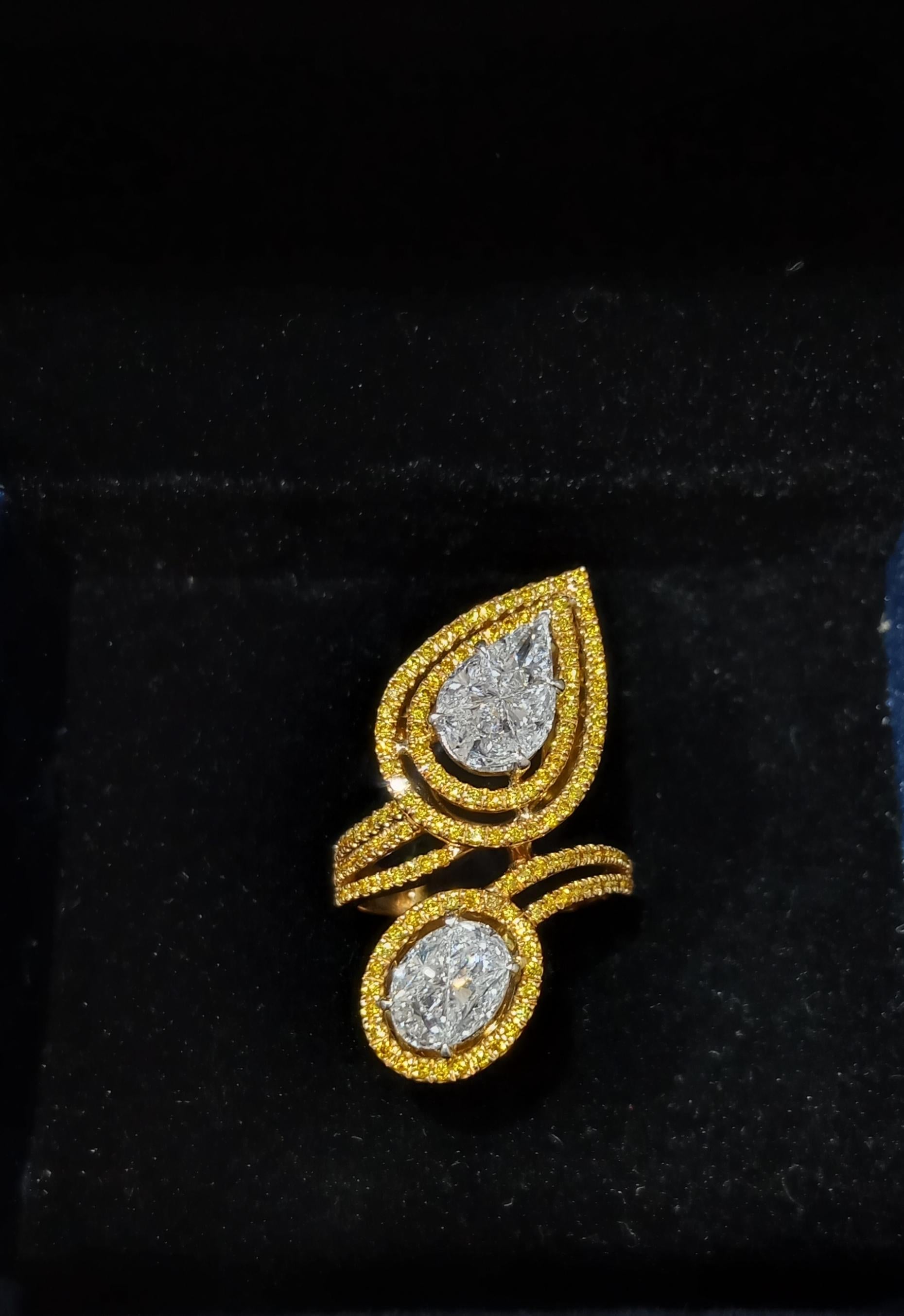 En vente :  Bague en or jaune 18 carats avec diamants blancs et diamants jaunes de couleur naturelle 2