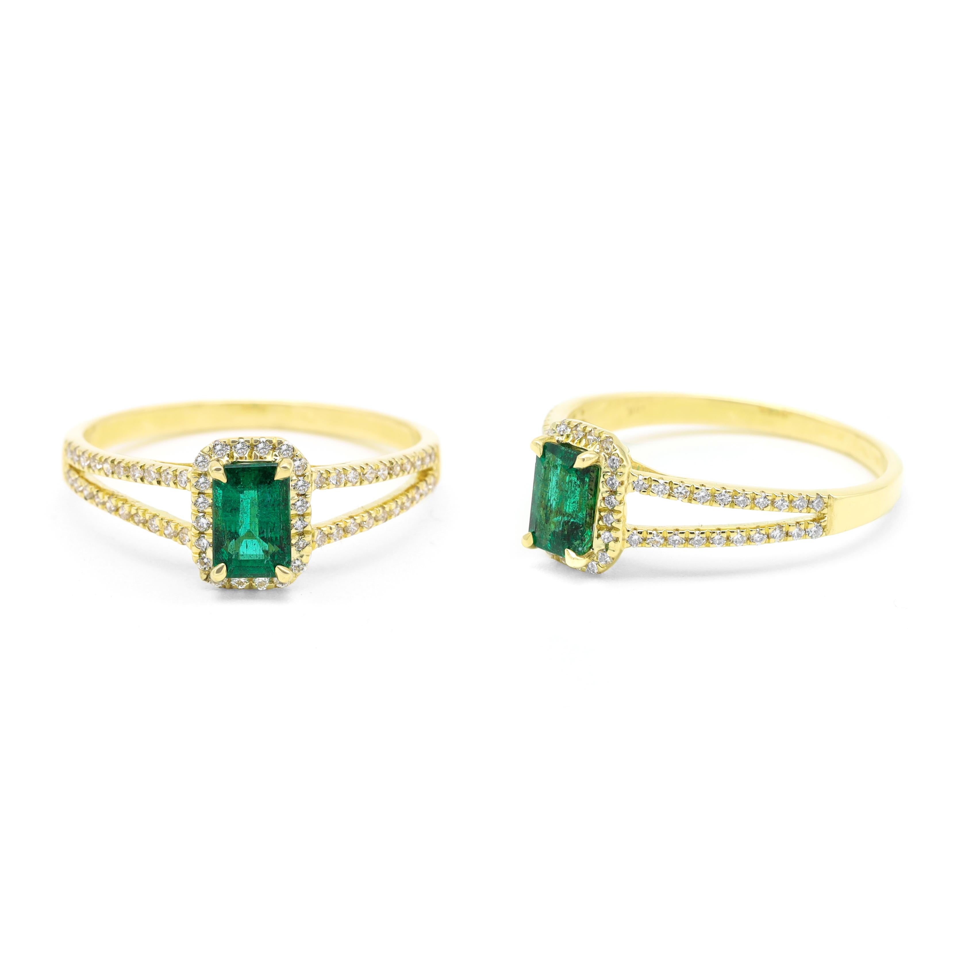 Contemporary 18 Karat Yellow Gold Natural Green Emerald and Diamond Cluster Ring For Sale