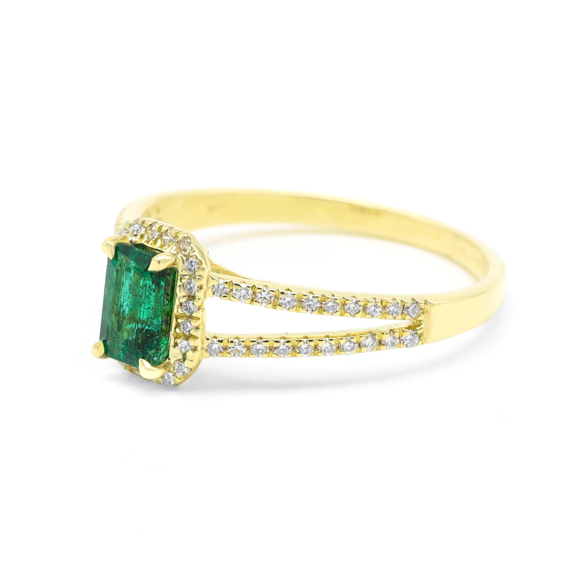 18 Karat Yellow Gold Natural Green Emerald and Diamond Cluster Ring In New Condition For Sale In Jaipur, IN