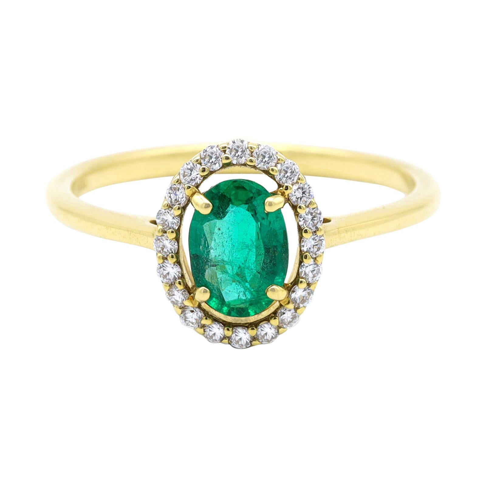 Anello a grappolo con smeraldo verde naturale e diamanti in oro giallo 18 carati