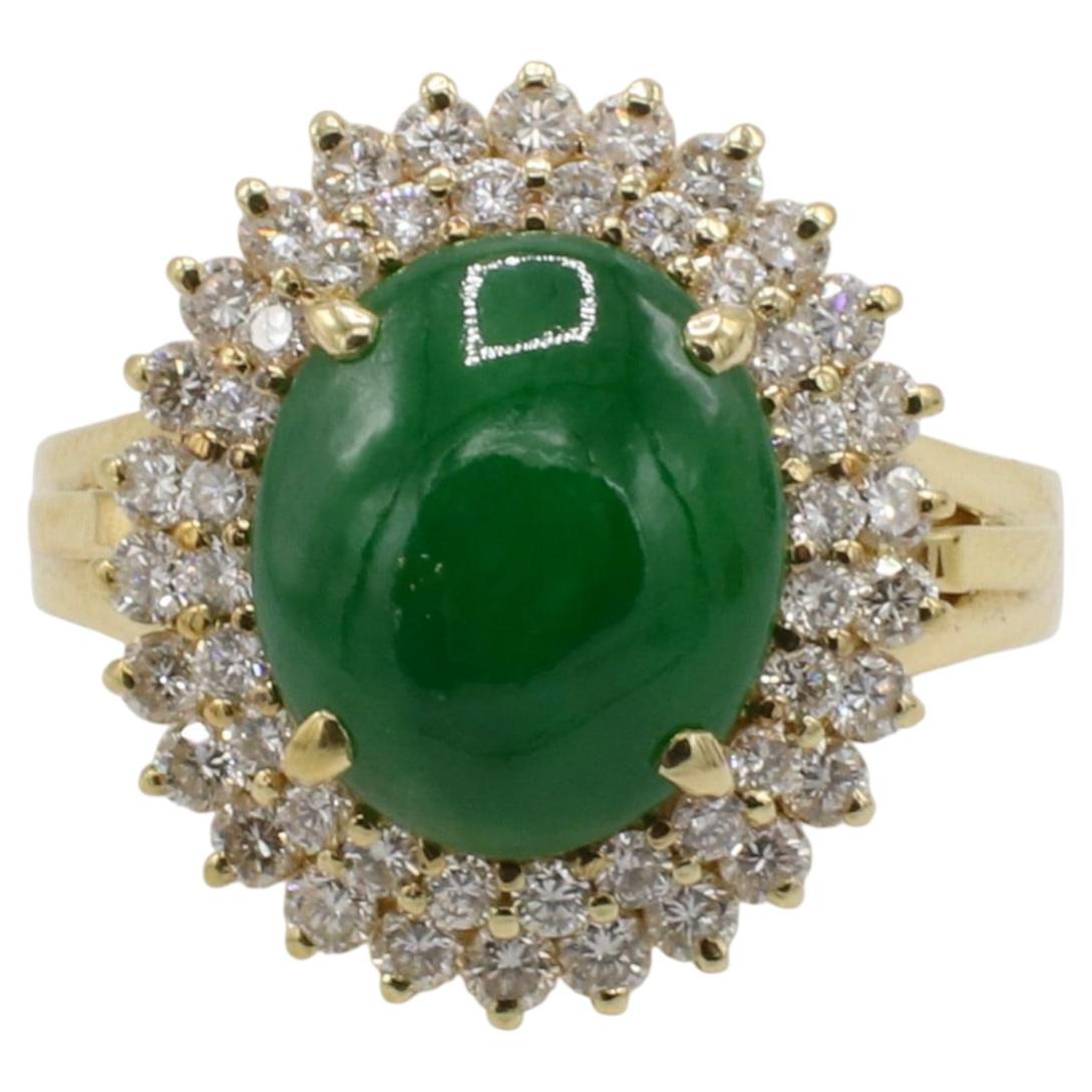 Anello cocktail con doppia aureola in oro giallo 18 carati e giada verde naturale e diamanti