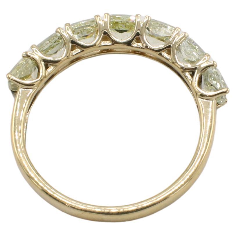 Moderne 18 Karat Yellow Gold Natural Radiant Light Yellow Diamond Half Wedding Band Ring en vente