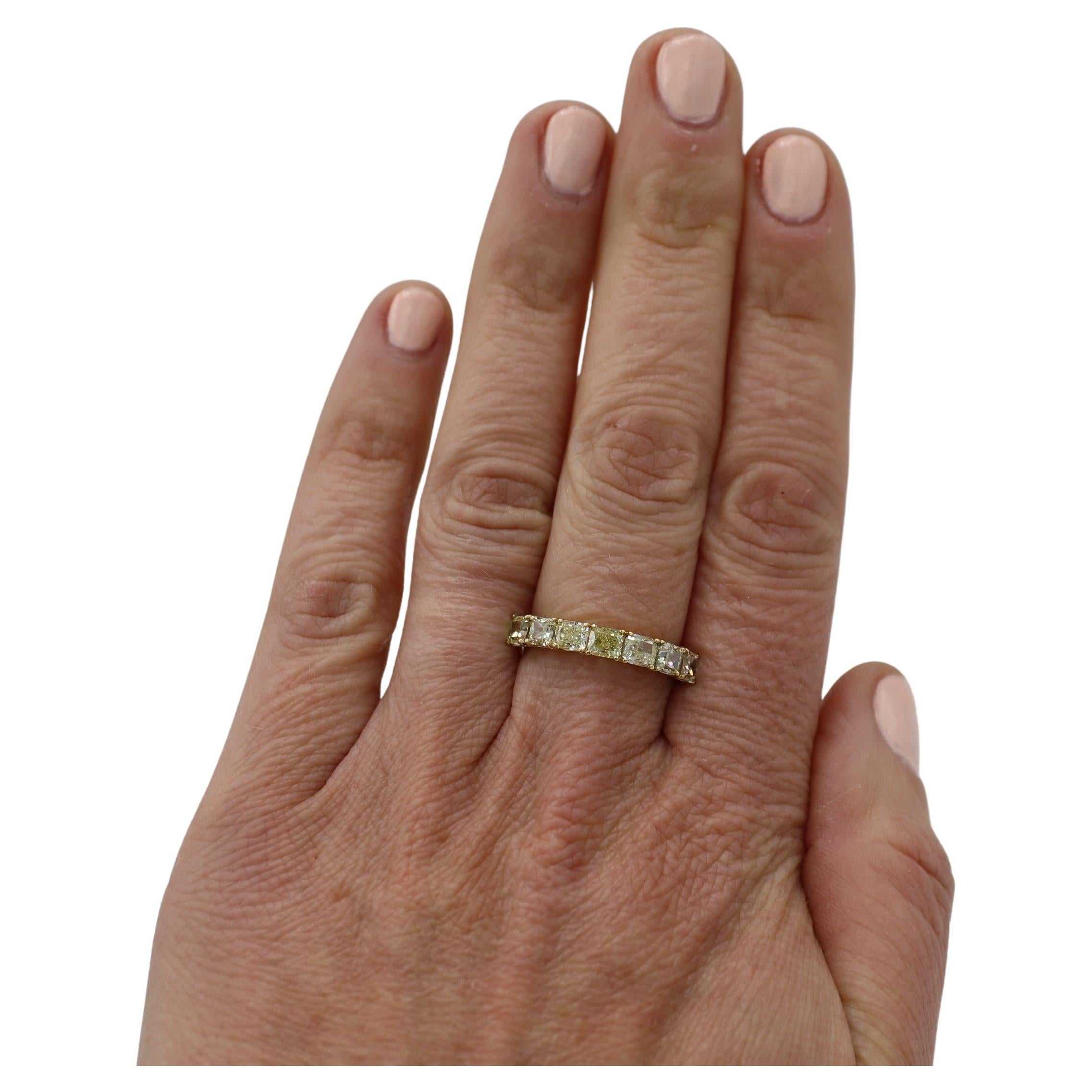 Taille radiant 18 Karat Yellow Gold Natural Radiant Light Yellow Diamond Half Wedding Band Ring en vente