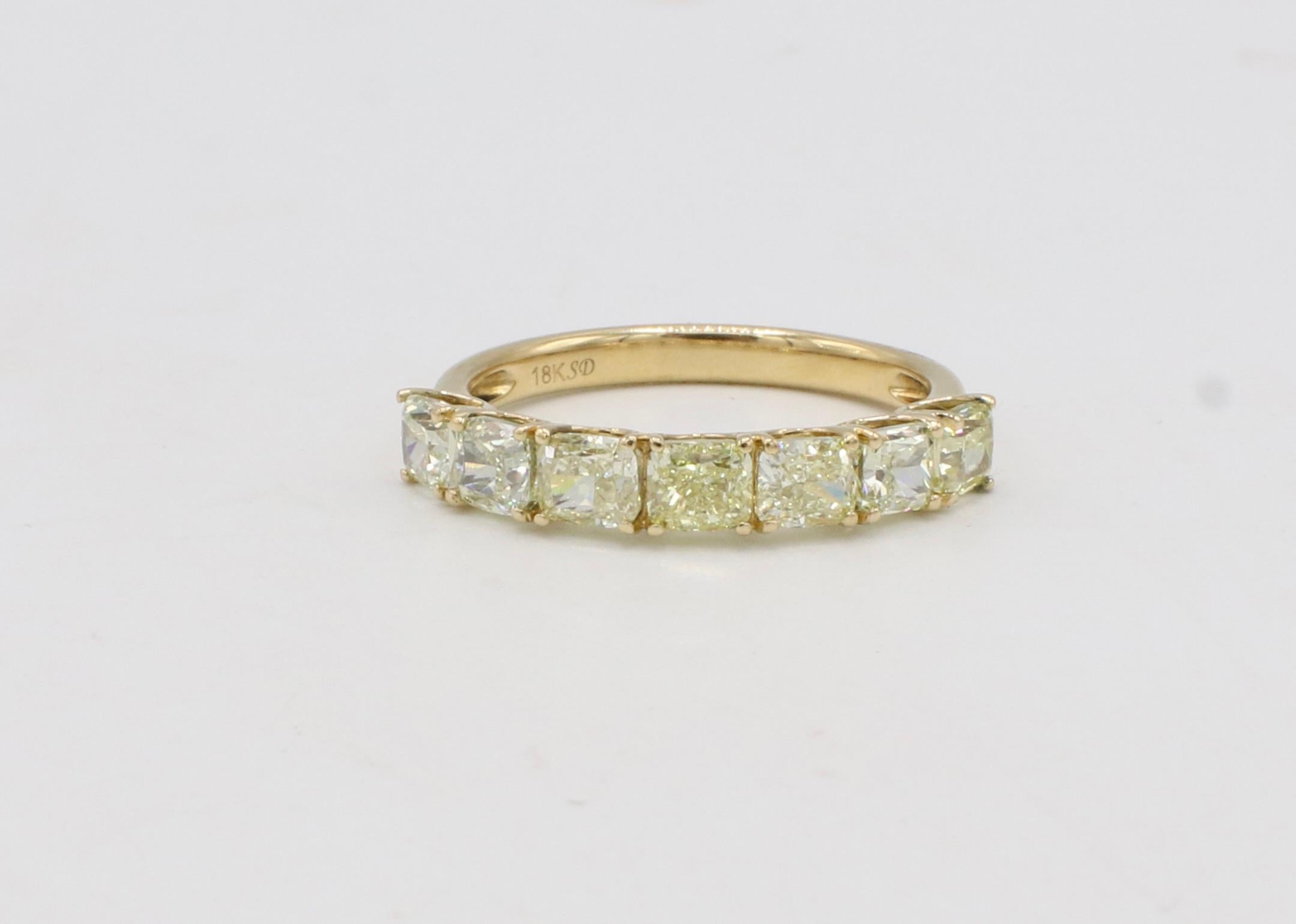 18 Karat Yellow Gold Natural Radiant Light Yellow Diamond Half Wedding Band Ring Excellent état - En vente à  Baltimore, MD
