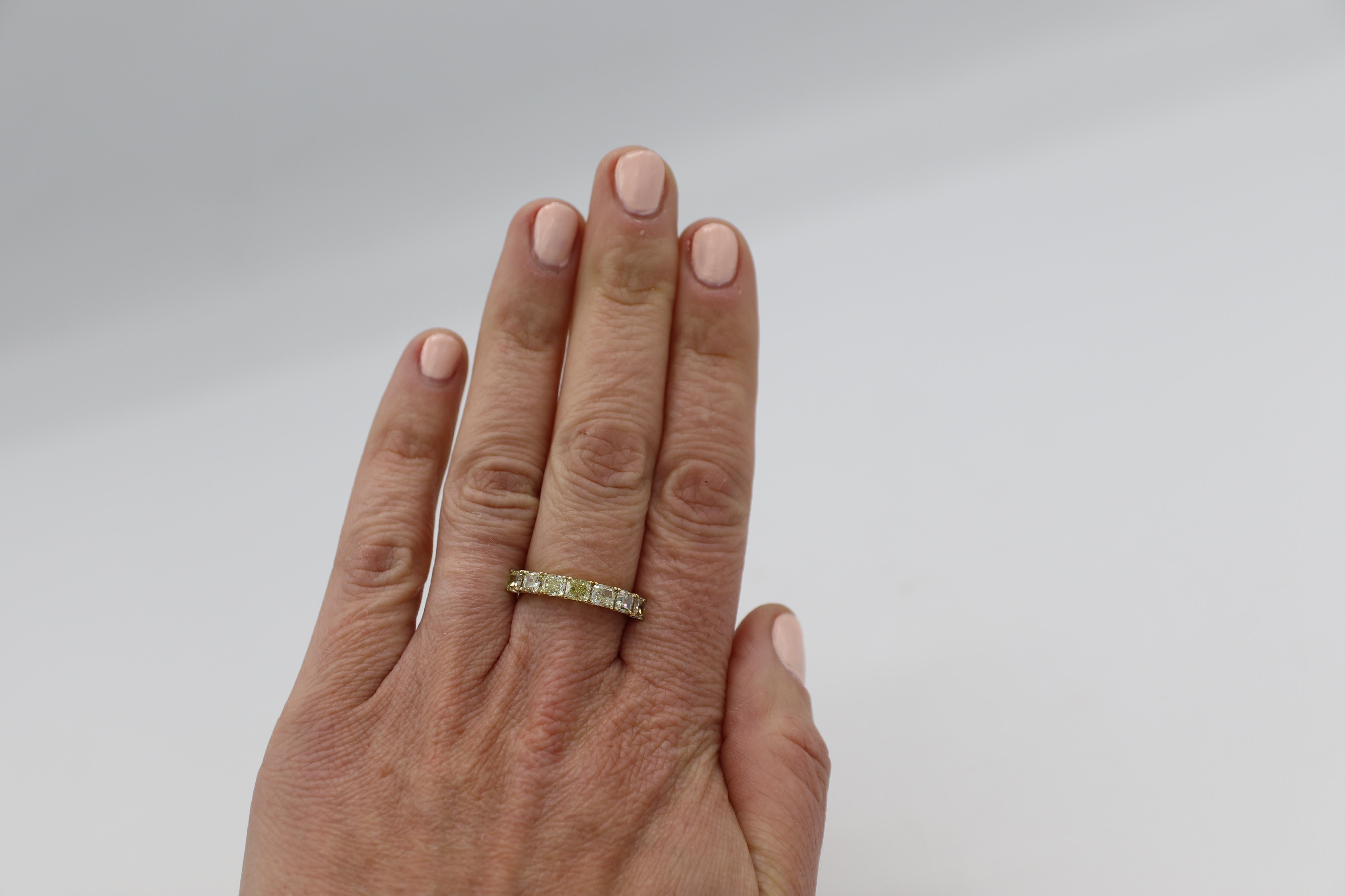 18 Karat Yellow Gold Natural Radiant Light Yellow Diamond Half Wedding Band Ring Pour femmes en vente