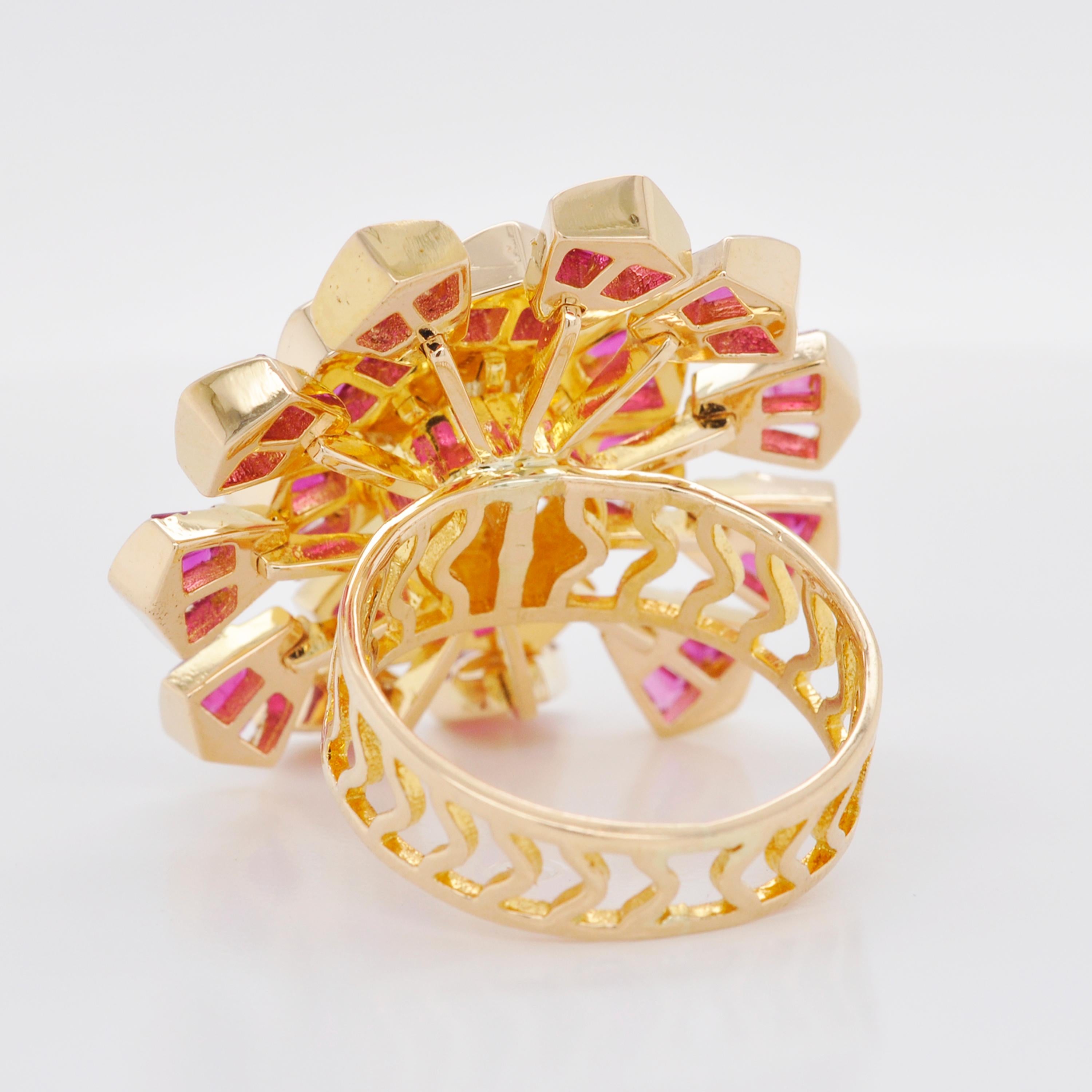 18 Karat Gelbgold Natürlicher Rubin Baguette Diamant Blume Cocktail-Ring (Baguetteschliff) im Angebot