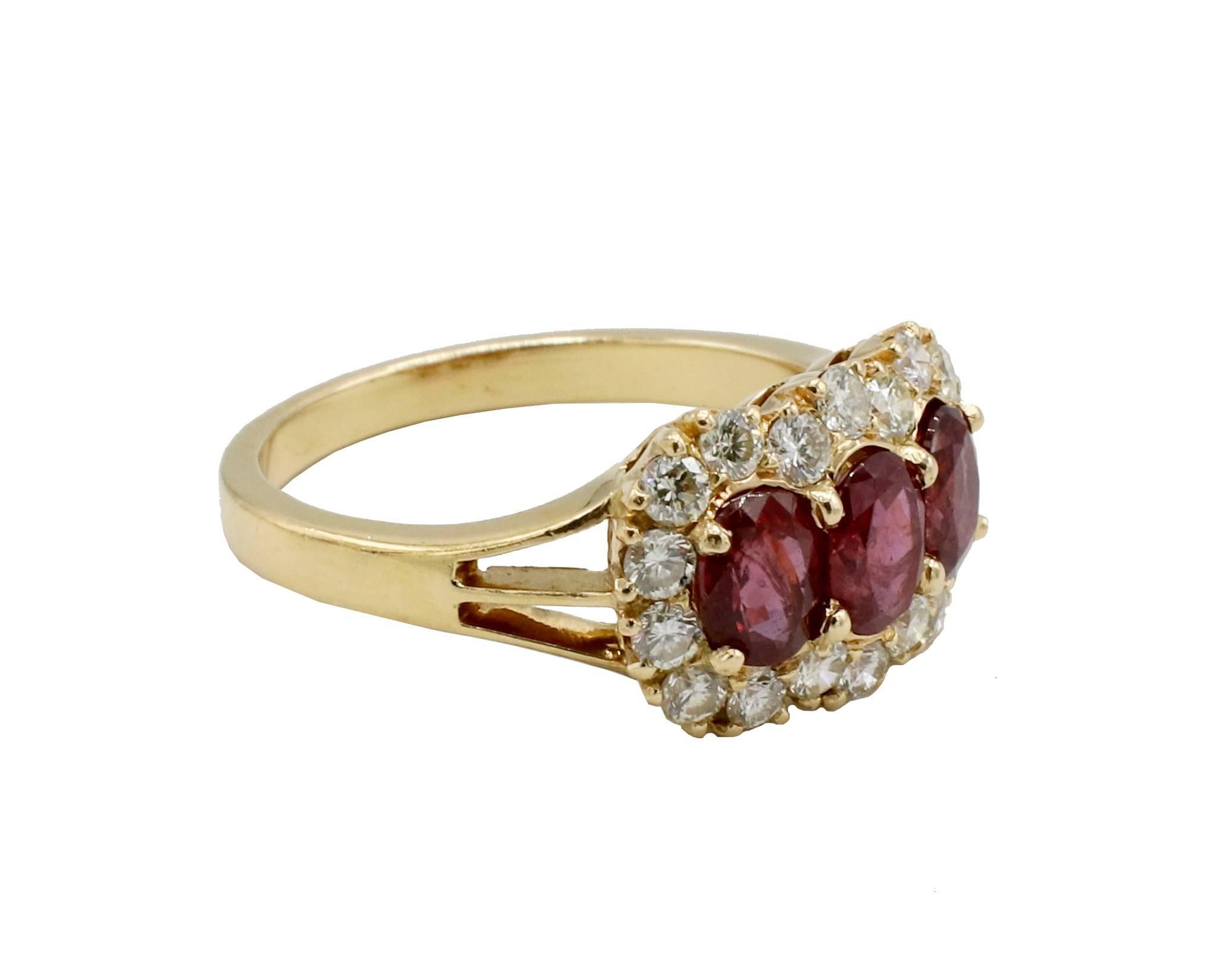 18 Karat Yellow Gold Natural Ruby & Diamond Halo Three-Stone Cocktail Ring (Moderne) im Angebot