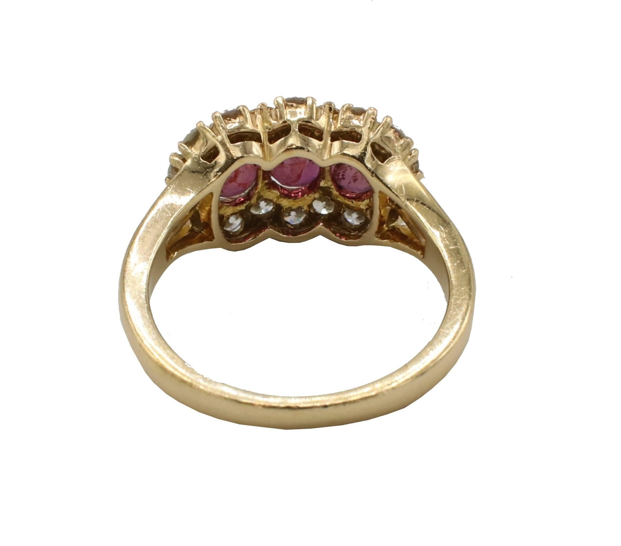 18 Karat Yellow Gold Natural Ruby & Diamond Halo Three-Stone Cocktail Ring (Ovalschliff) im Angebot