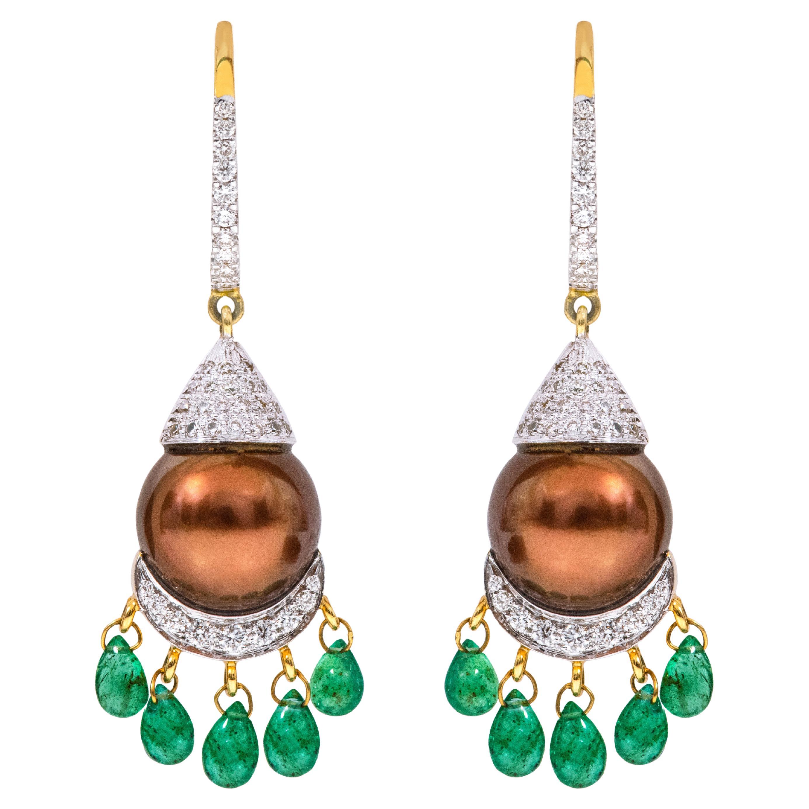 Pendants d'oreilles en or jaune 18 carats avec perles naturelles des mers du Sud, émeraudes et diamants