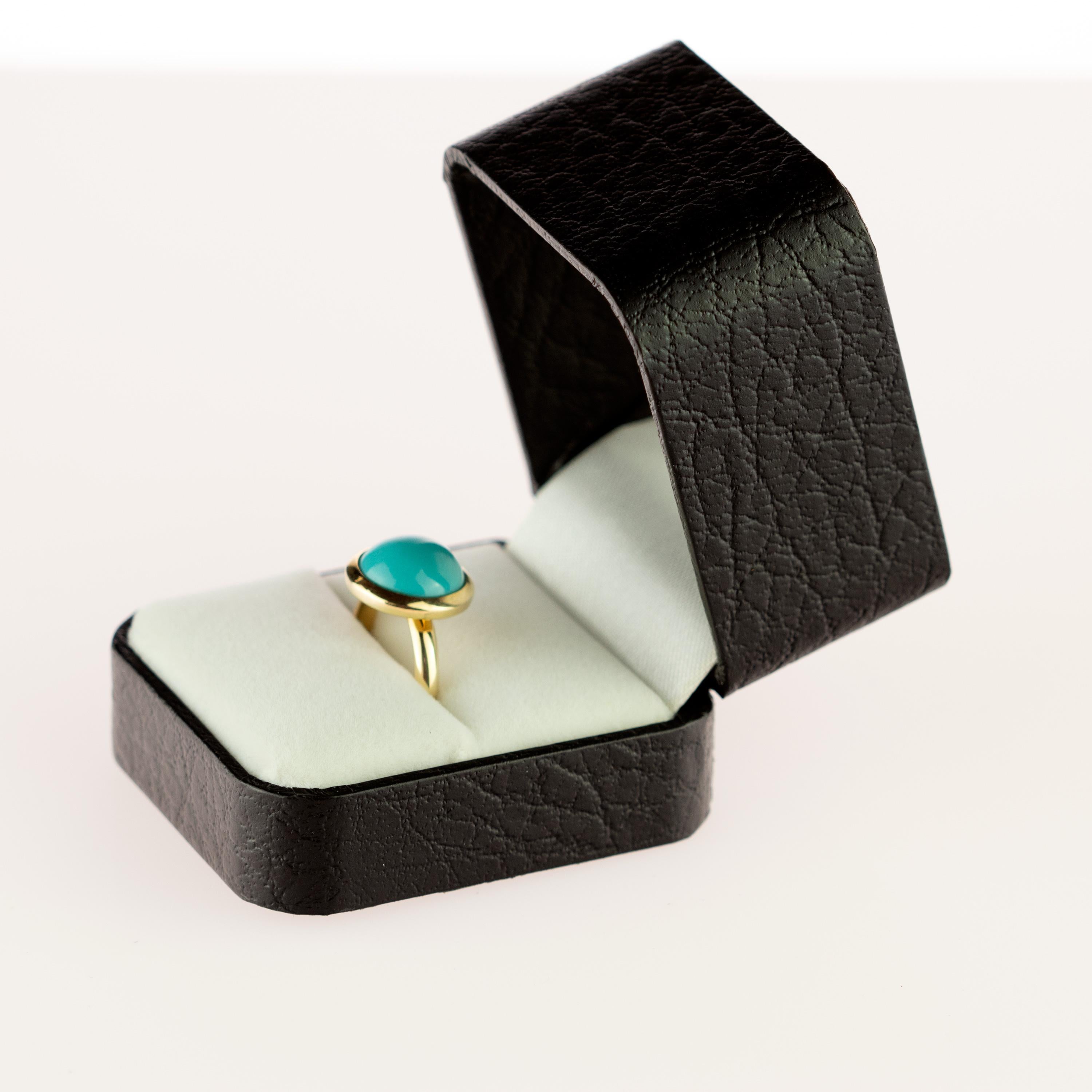18 Karat Yellow Gold Natural Turquoise Round Cabochon Cocktail Solitaire Ring In New Condition In Milano, IT