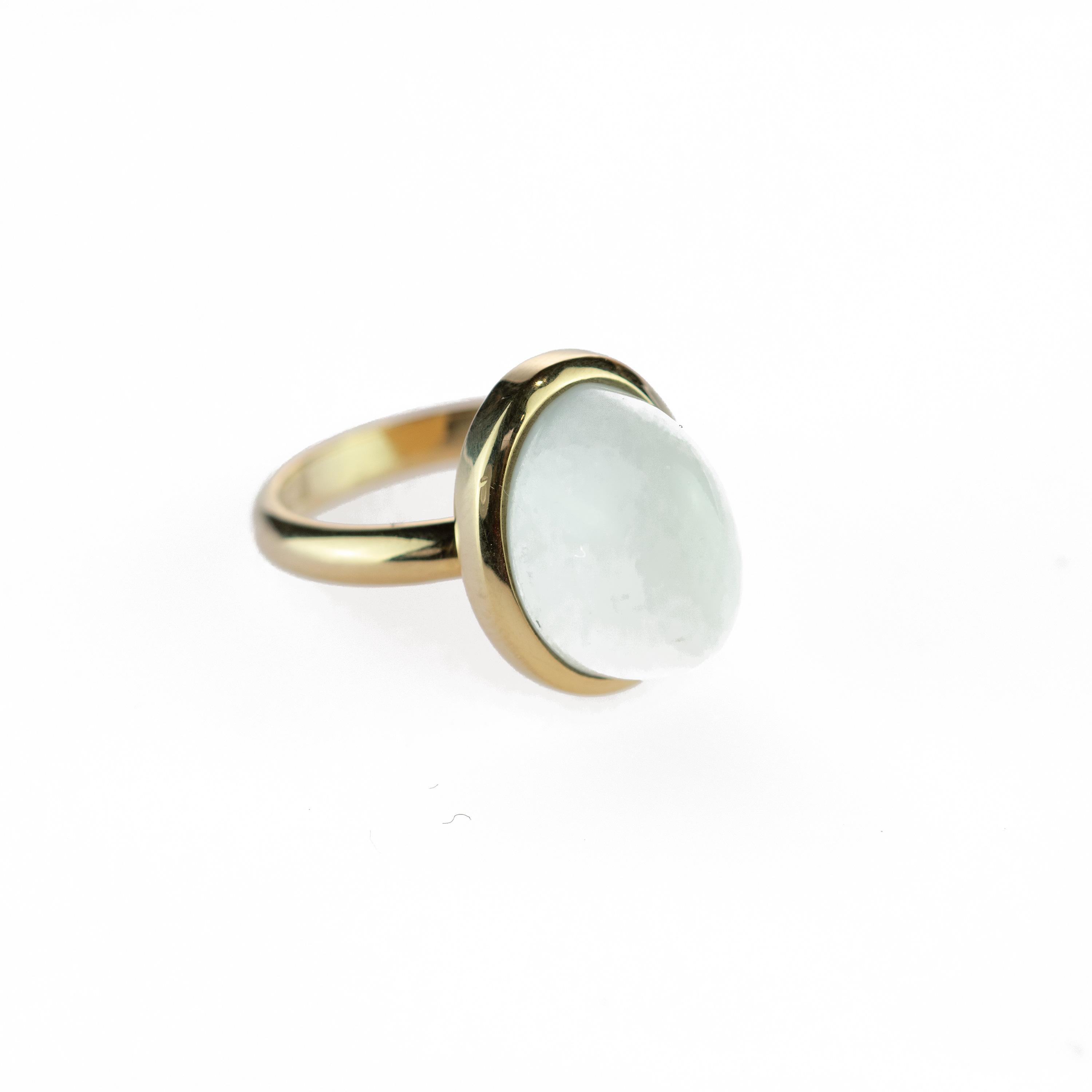 18 Karat Yellow Gold Natural White Agate Stepped Cabochon Artisan Cocktail Ring In New Condition For Sale In Milano, IT