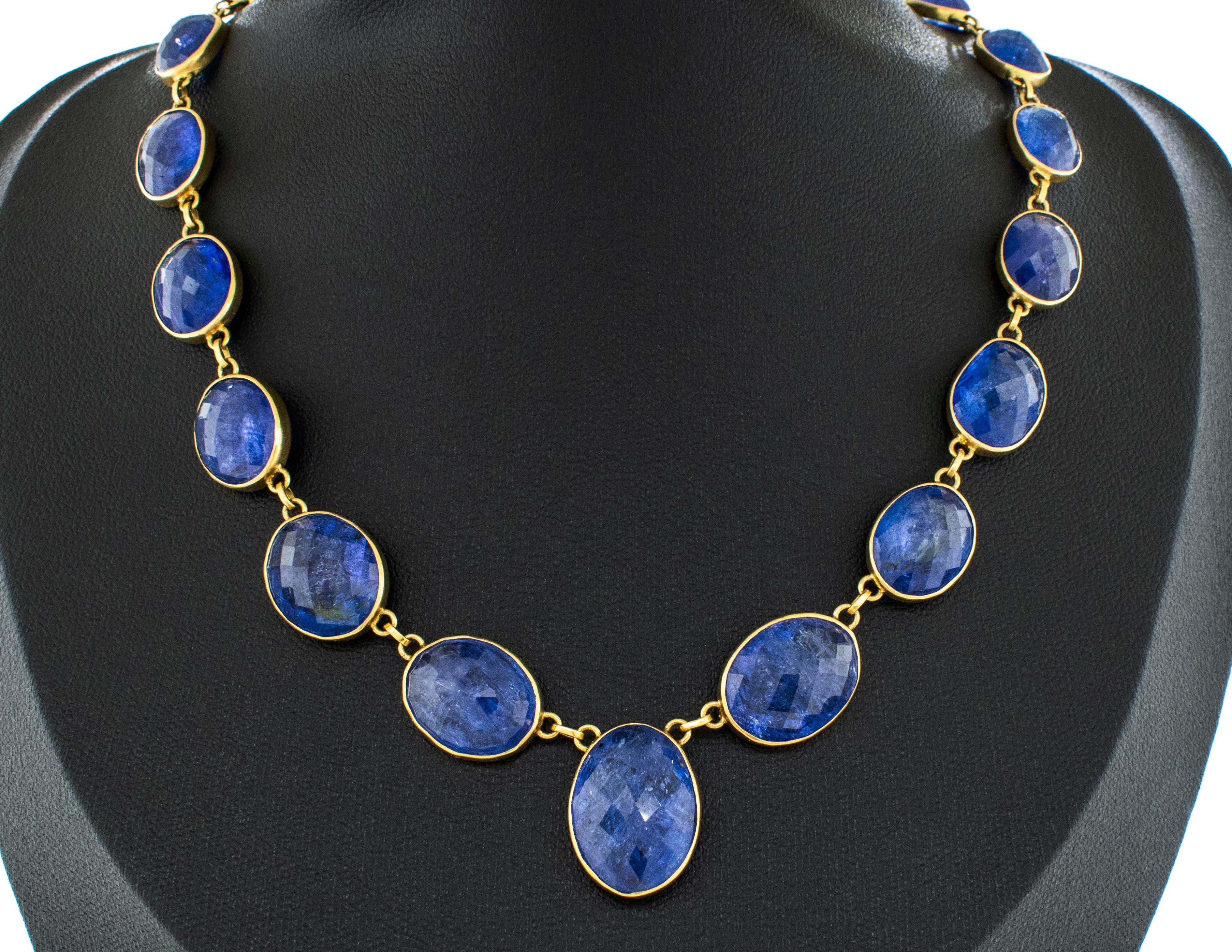 Moderne Collier en or jaune 18 carats avec 97,50 carats de tanzanite taille briolette en vente