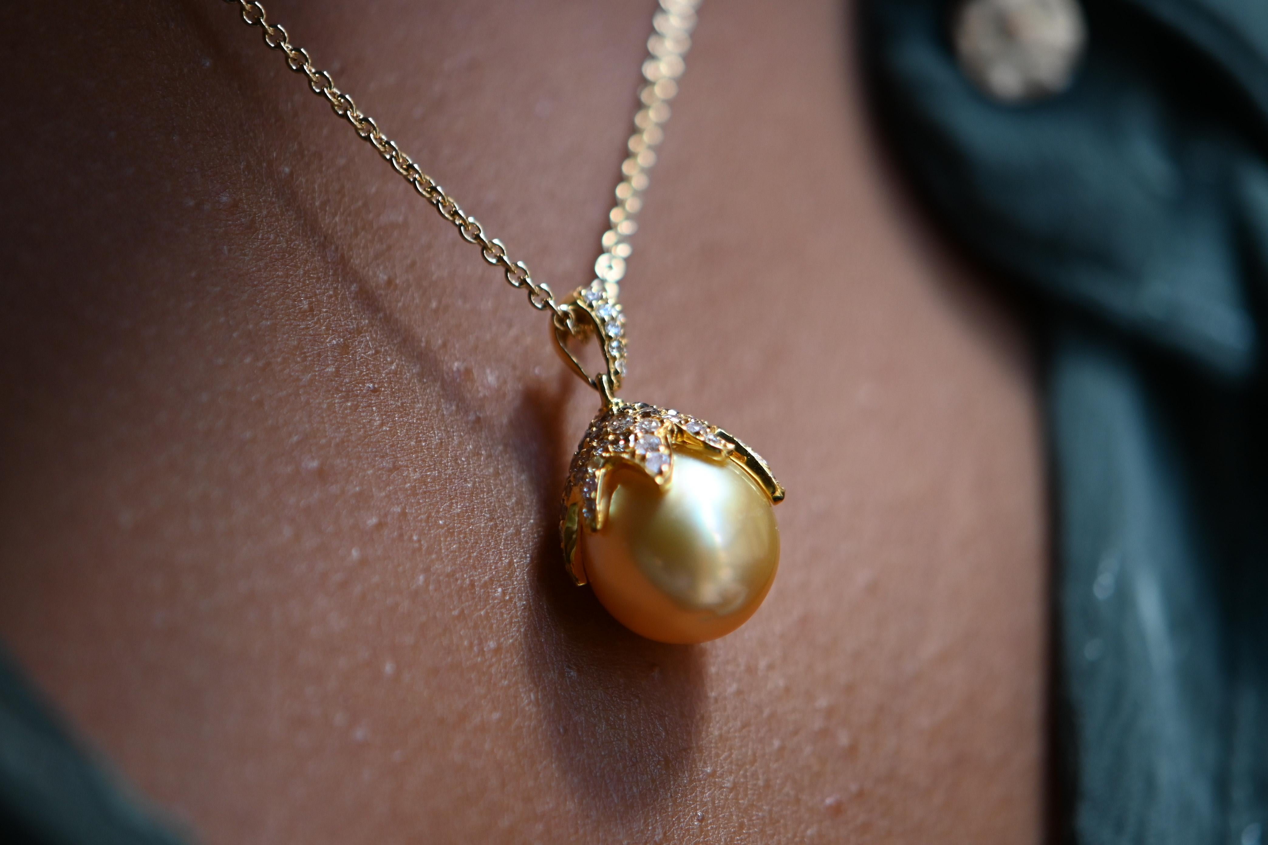 18 Karat Yellow Gold Necklace with Champagne South Sea Pearl and Diamonds For Sale 4