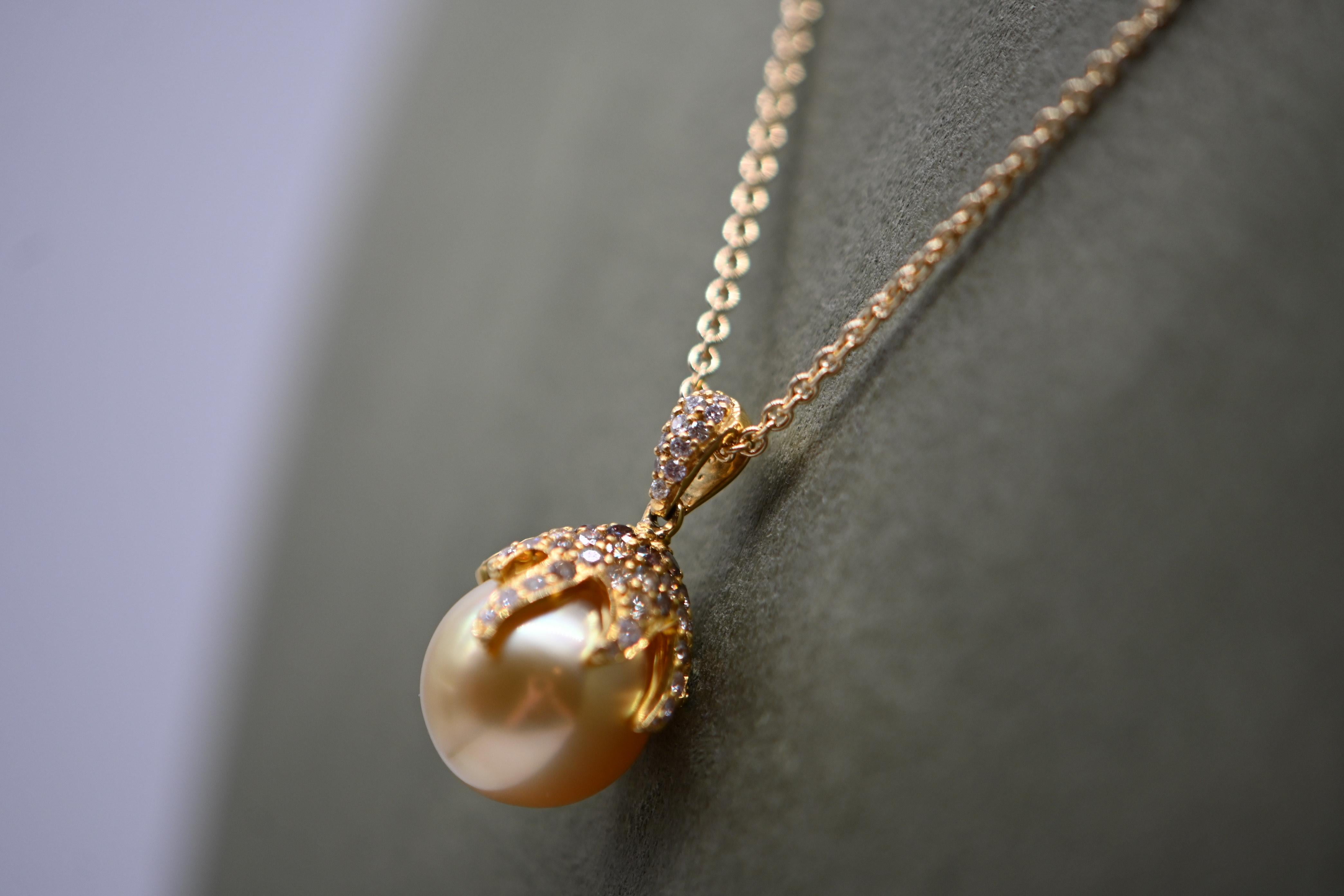 Contemporary 18 Karat Yellow Gold Necklace with Champagne South Sea Pearl and Diamonds For Sale