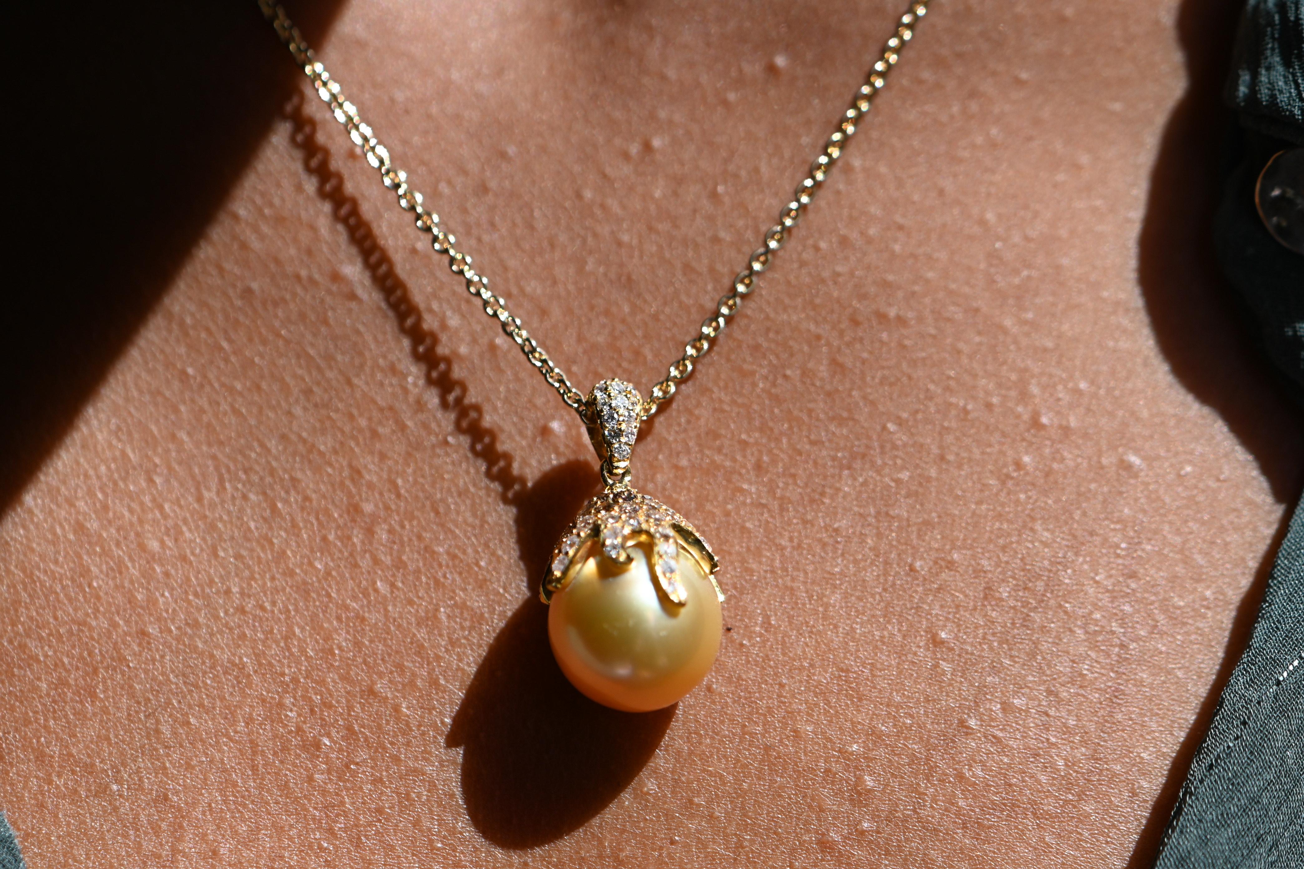 18 Karat Yellow Gold Necklace with Champagne South Sea Pearl and Diamonds For Sale 2