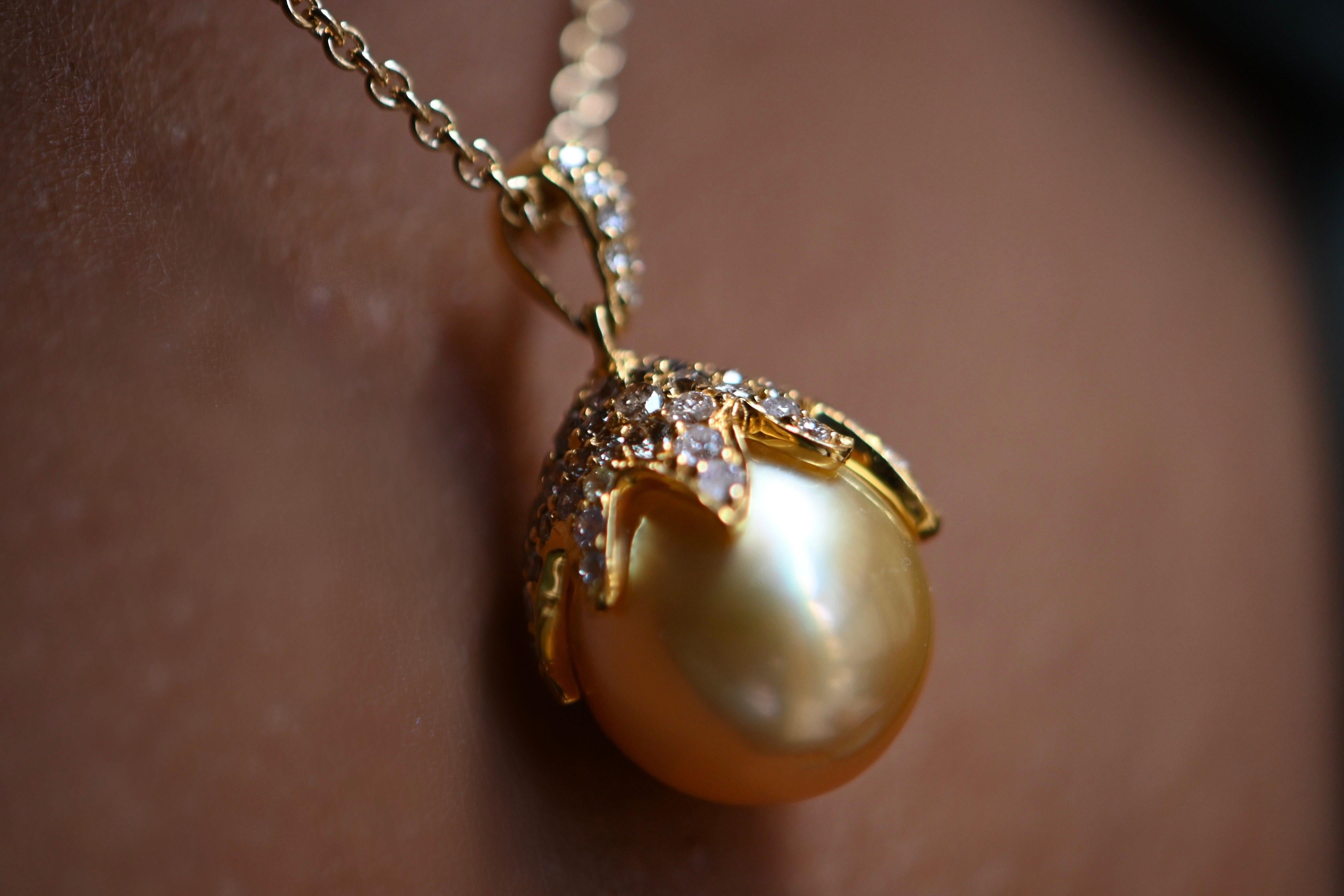 18 Karat Yellow Gold Necklace with Champagne South Sea Pearl and Diamonds For Sale 3