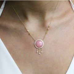 Collana in oro 18 carati con opale rosa rotonda cabochon e diamanti da .53 carati