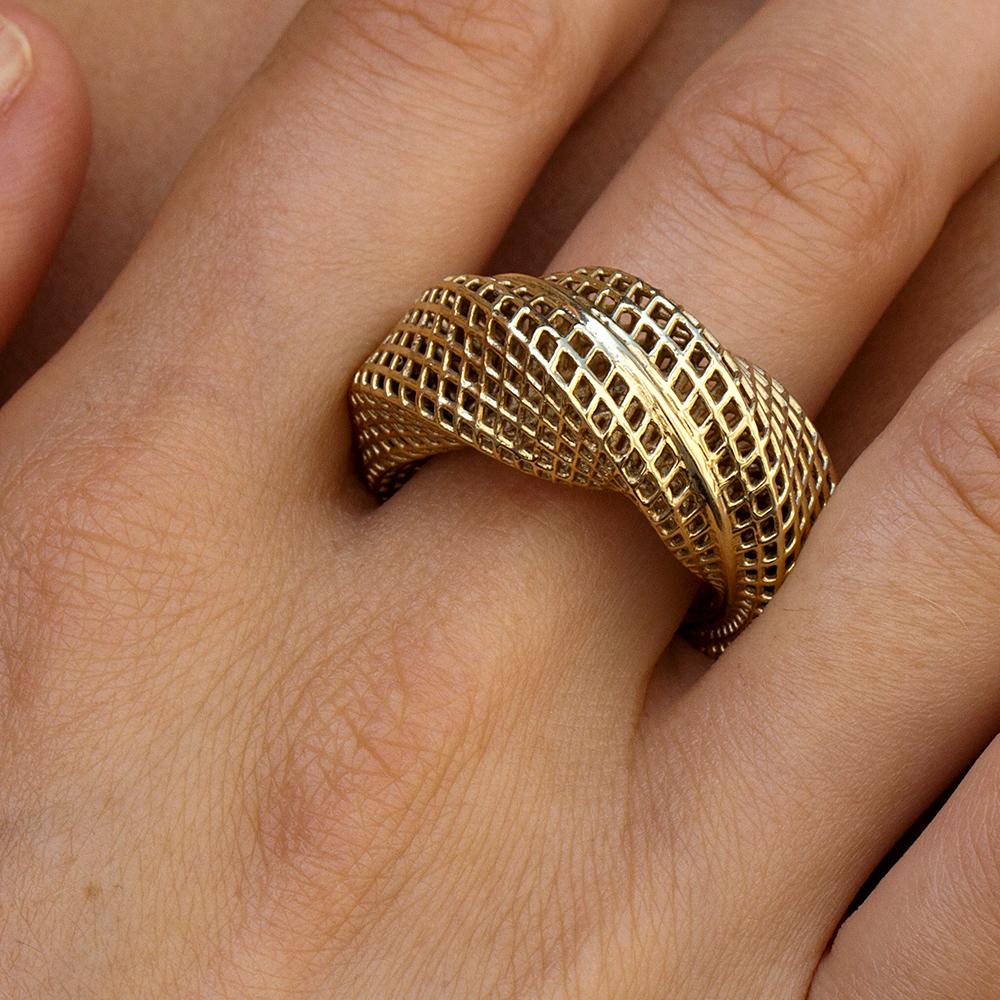 360 Degrees Loop Mobius Ring (Model 3) - 18 karat  Gold

This amazing ring made with 3D printing technique in 18K Gold. Design with net texture. The manufacturing process results in a hollow object shaped as a large mobius strip with the twist of
