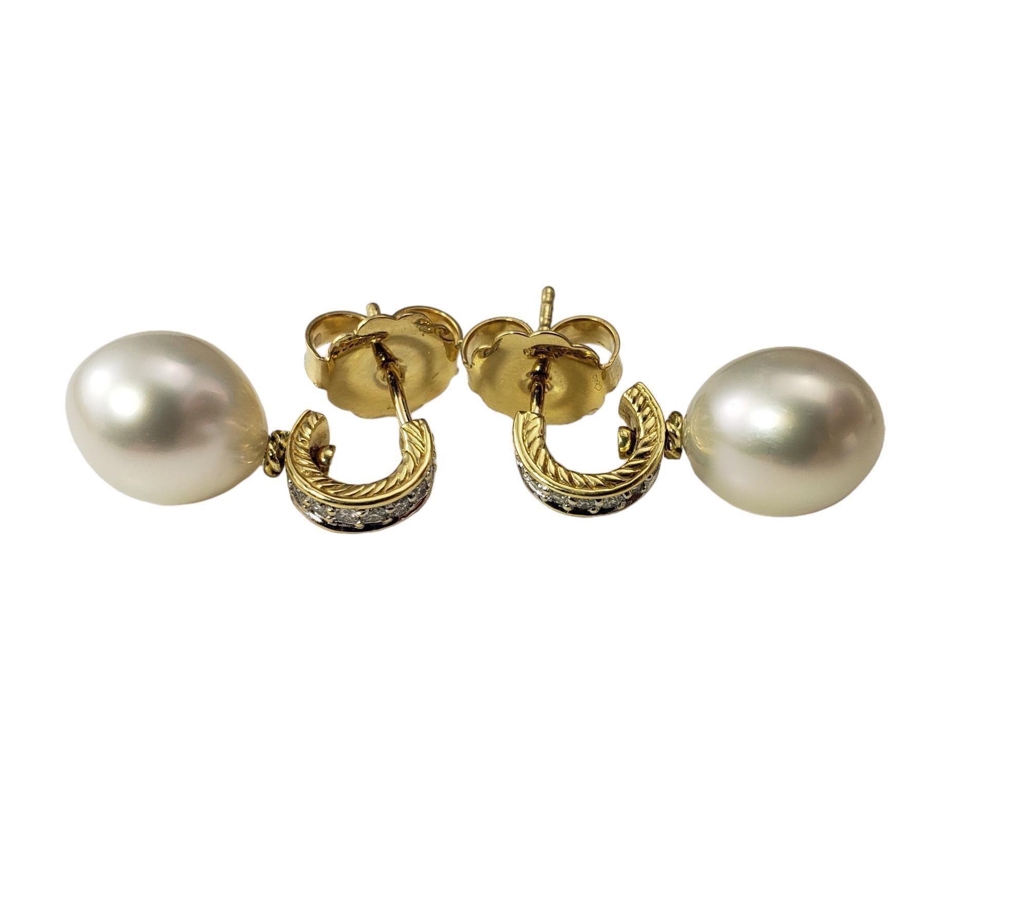 Pendientes colgantes de oro amarillo de 18 quilates con perla oblonga y diamante

Estos elegantes pendientes llevan cada uno una perla oblonga (12 mm x 10 mm) y ocho diamantes redondos de talla brillante engastados en oro amarillo de 18