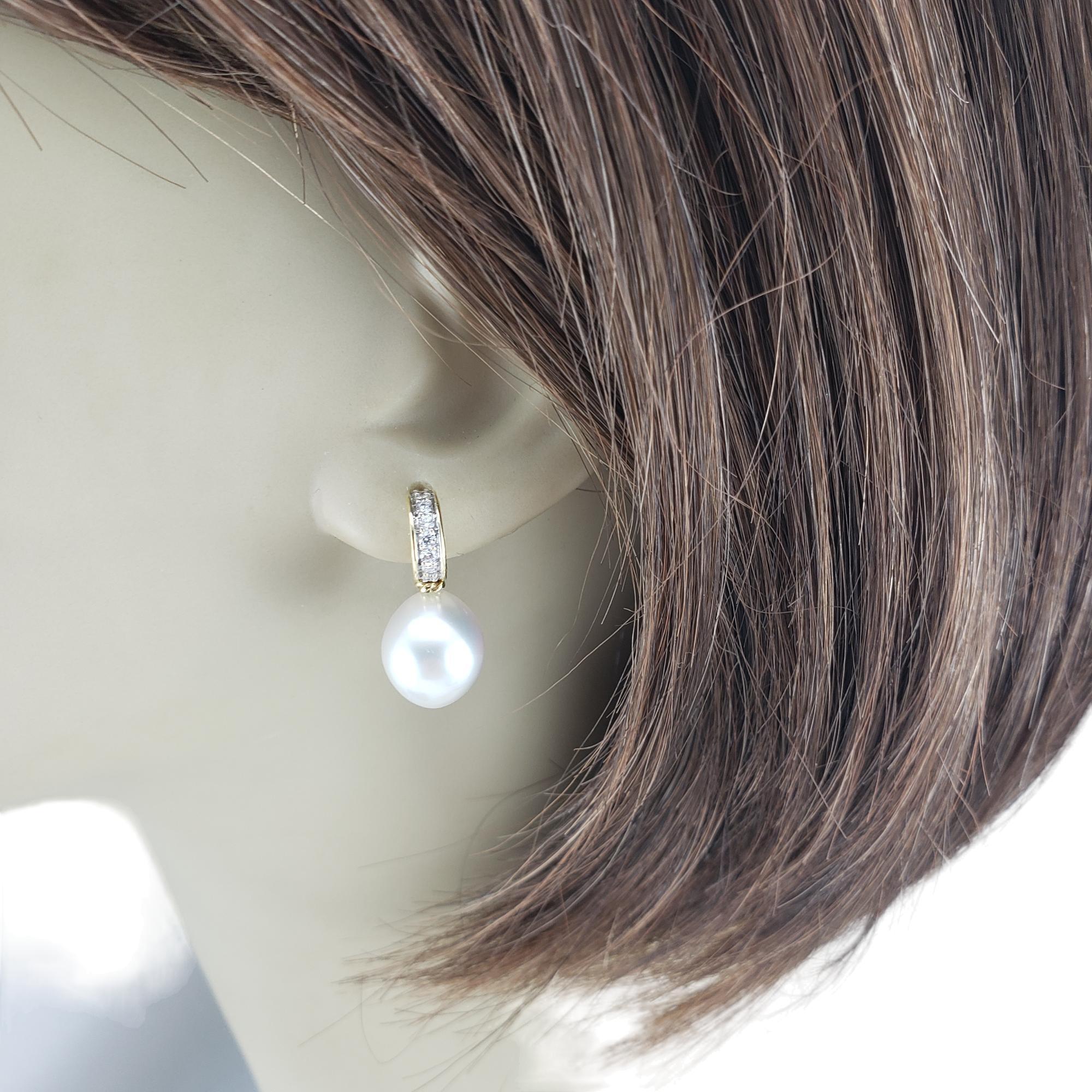 Pendientes colgantes de oro amarillo de 18 quilates con perla oblonga y diamantes #17754 en venta 3