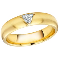 Anneau triangulaire en or jaune 18 carats et diamants