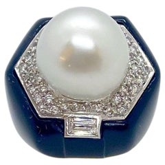 Bague cocktail en or jaune 18 carats, onyx, diamants de 0,45 carat et perle des mers du Sud