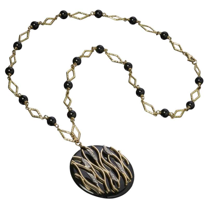Yellow gold onyx pendant Clearance