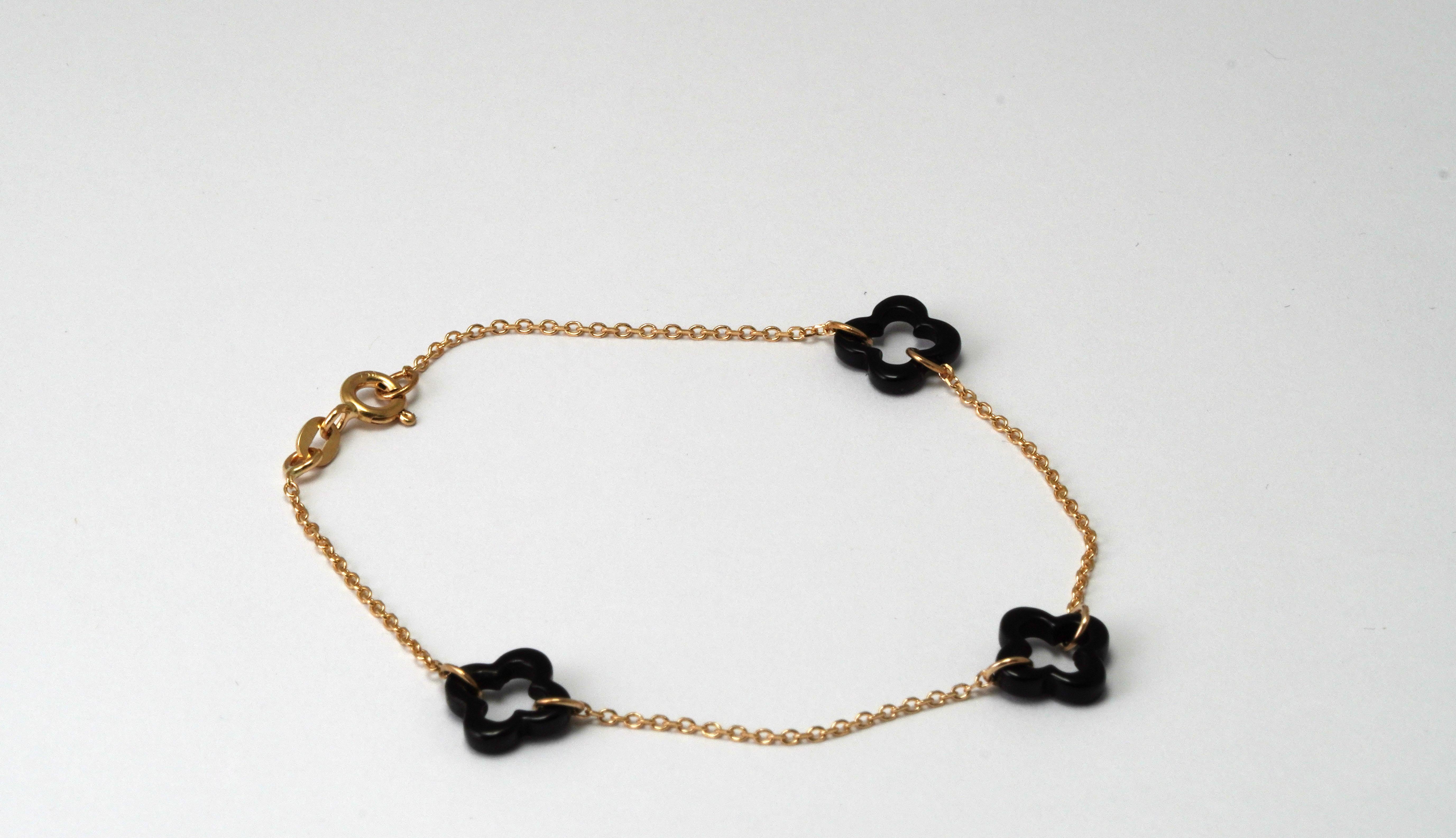 18 kt. Bracelet en or jaune avec onyx
Le bracelet est fait à la main.
Couleur or : jaune
Dimensions : 17 cm (longueur). 
Poids total : 1.41 grammes 

Set avec :
- Onyx
Coupe : Cabochon
Couleur : Noir