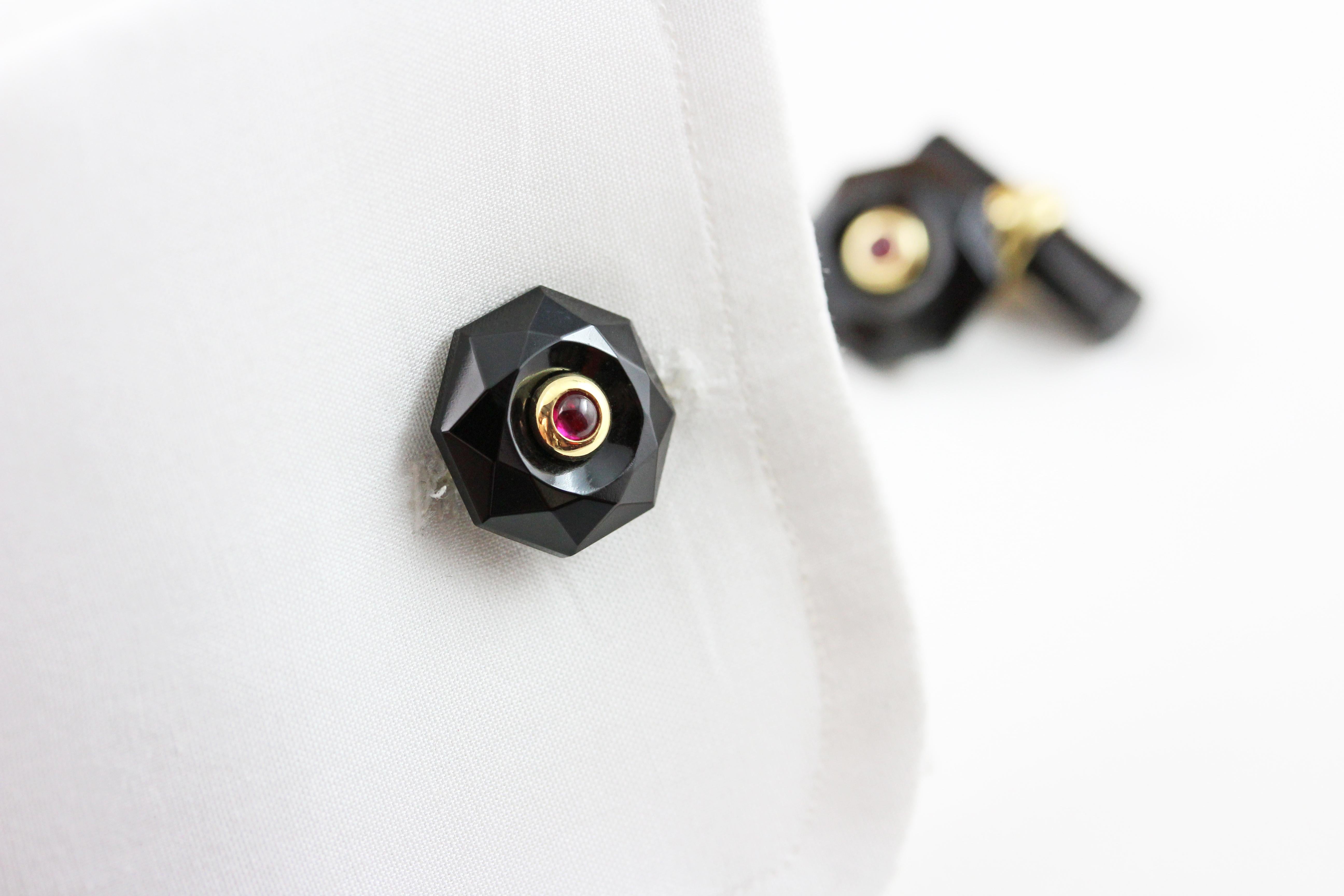 18 Karat Yellow Gold Onyx Cabochon Rubies Convex Multifaceted Cufflinks In New Condition For Sale In Milano, IT