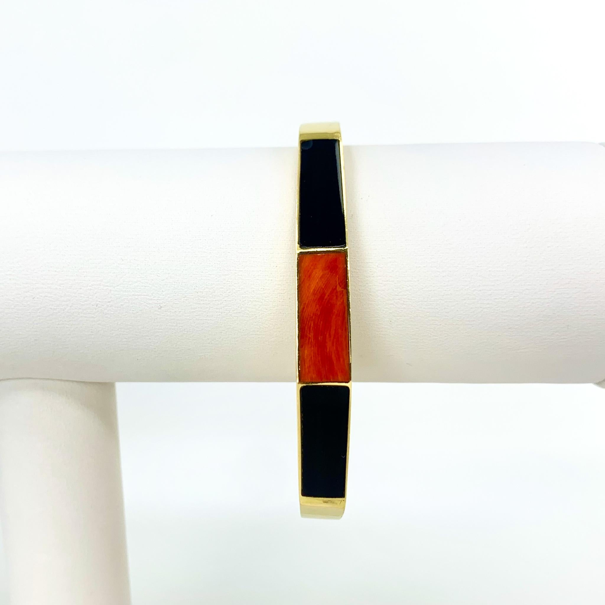 18 Karat Yellow Gold Onyx Coral Inlay Bangle Bracelet In Good Condition In Guilford, CT
