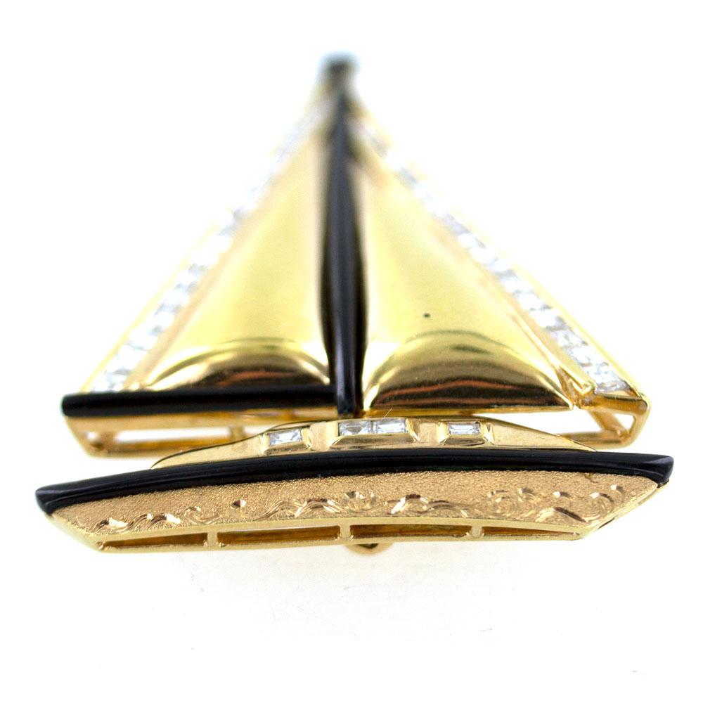 Handgefertigter Segelboot-Anhänger mit Diamanten:: Onyx und 18 Karat Gelbgold. Das Segelboot kann als Anhänger oder Anstecknadel getragen werden. Die Umrisse der Segel sind mit 36 Diamanten im Smaragdschliff (1::84 Karat Gesamtgewicht) geschmückt.