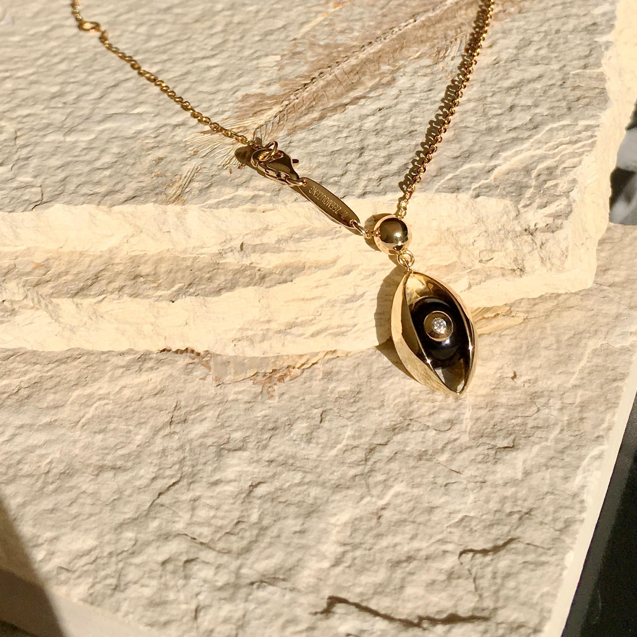 Eye Unisex Pendant Necklace 18 Karat Yellow Gold Black Onyx Emerald Diamond For Sale 2