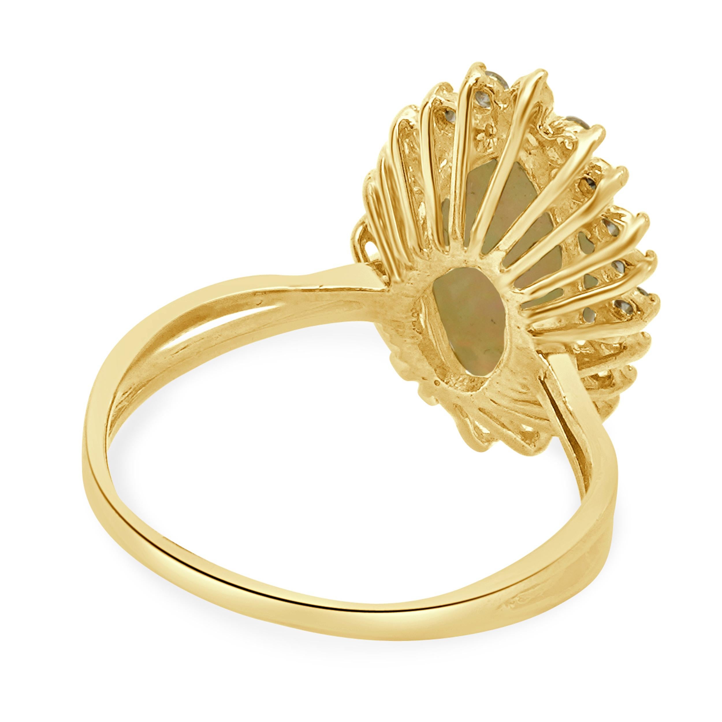 Bague de style marquise en or jaune 18 carats, opale et diamant Excellent état - En vente à Scottsdale, AZ