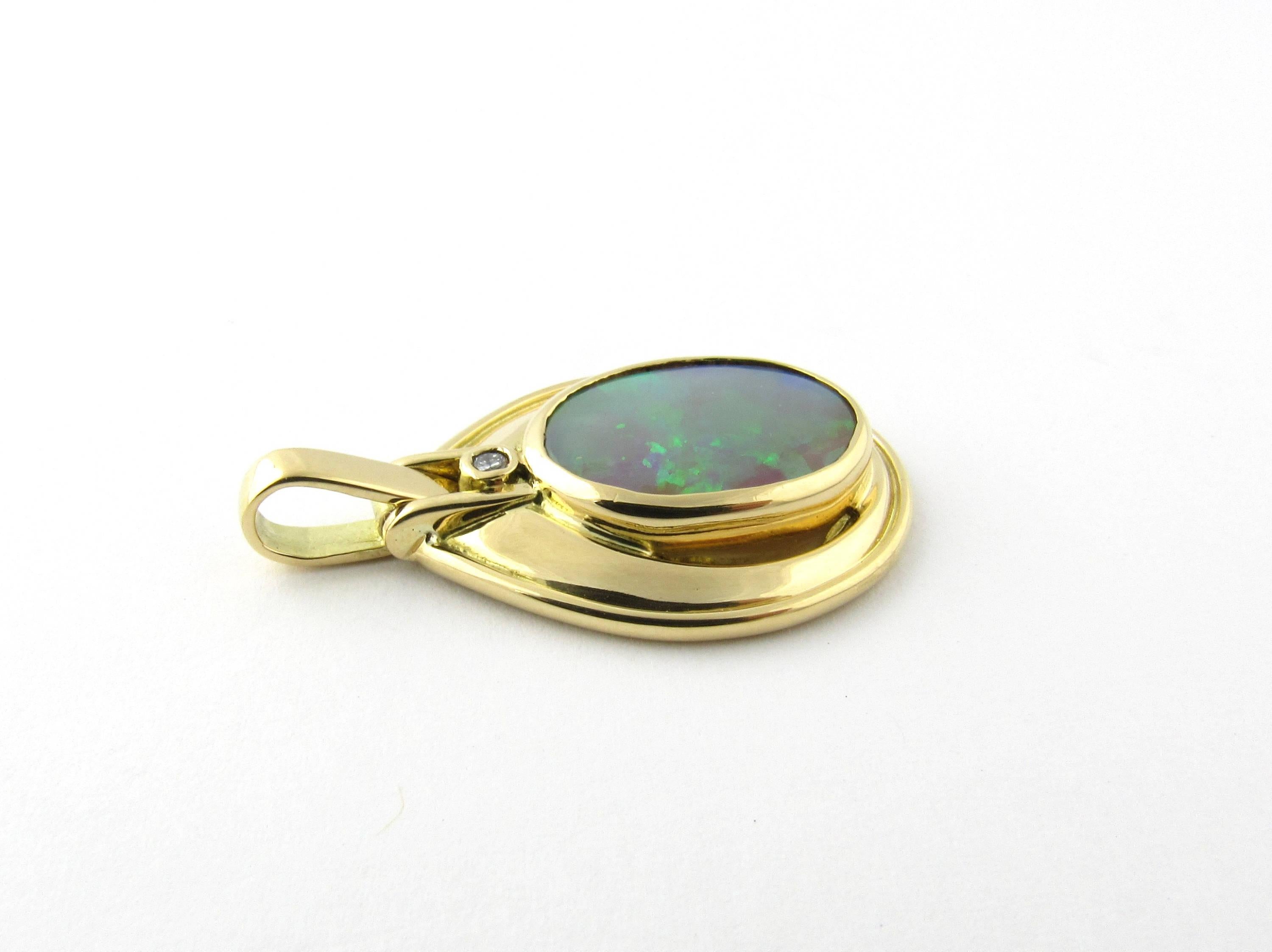 18 Karat Yellow Gold Opal and Diamond Pendant In Excellent Condition In Washington Depot, CT