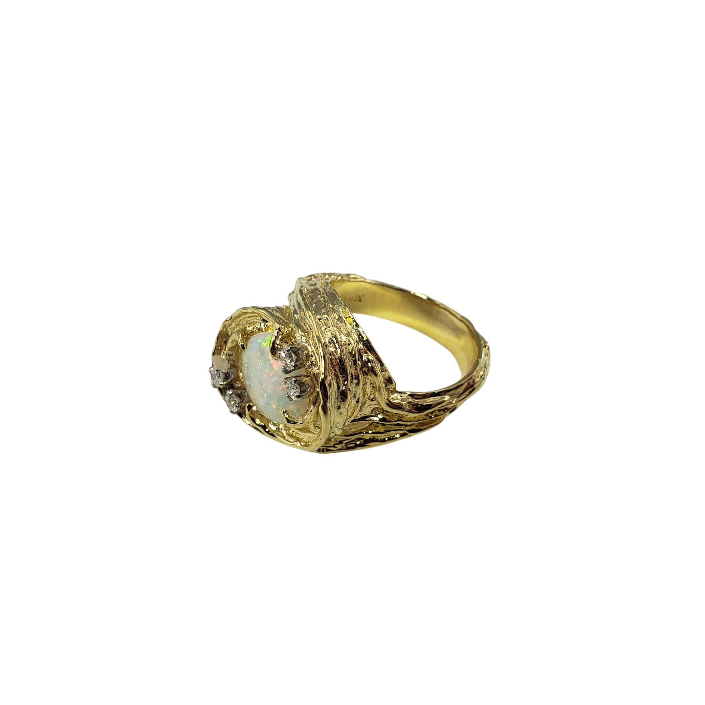 Ring aus 18 Karat Gelbgold mit Opal und Diamant im Zustand „Gut“ im Angebot in Washington Depot, CT
