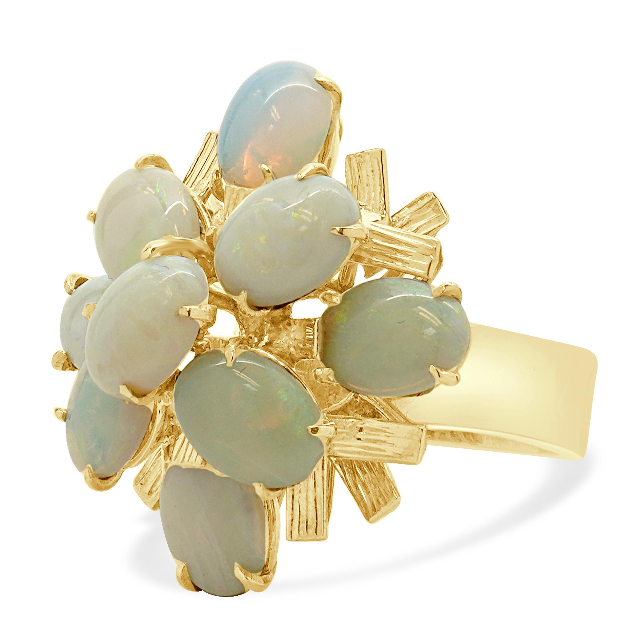 Taille ovale Bague grappe d'opales en or jaune 18 carats en vente