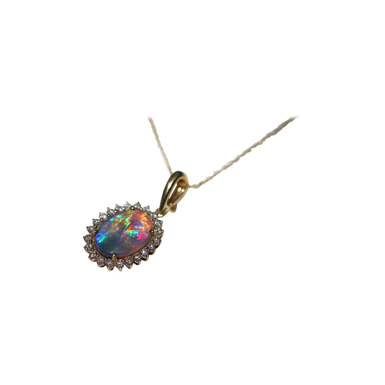 18 Karat Yellow Gold Opal Pendant For Sale at 1stDibs